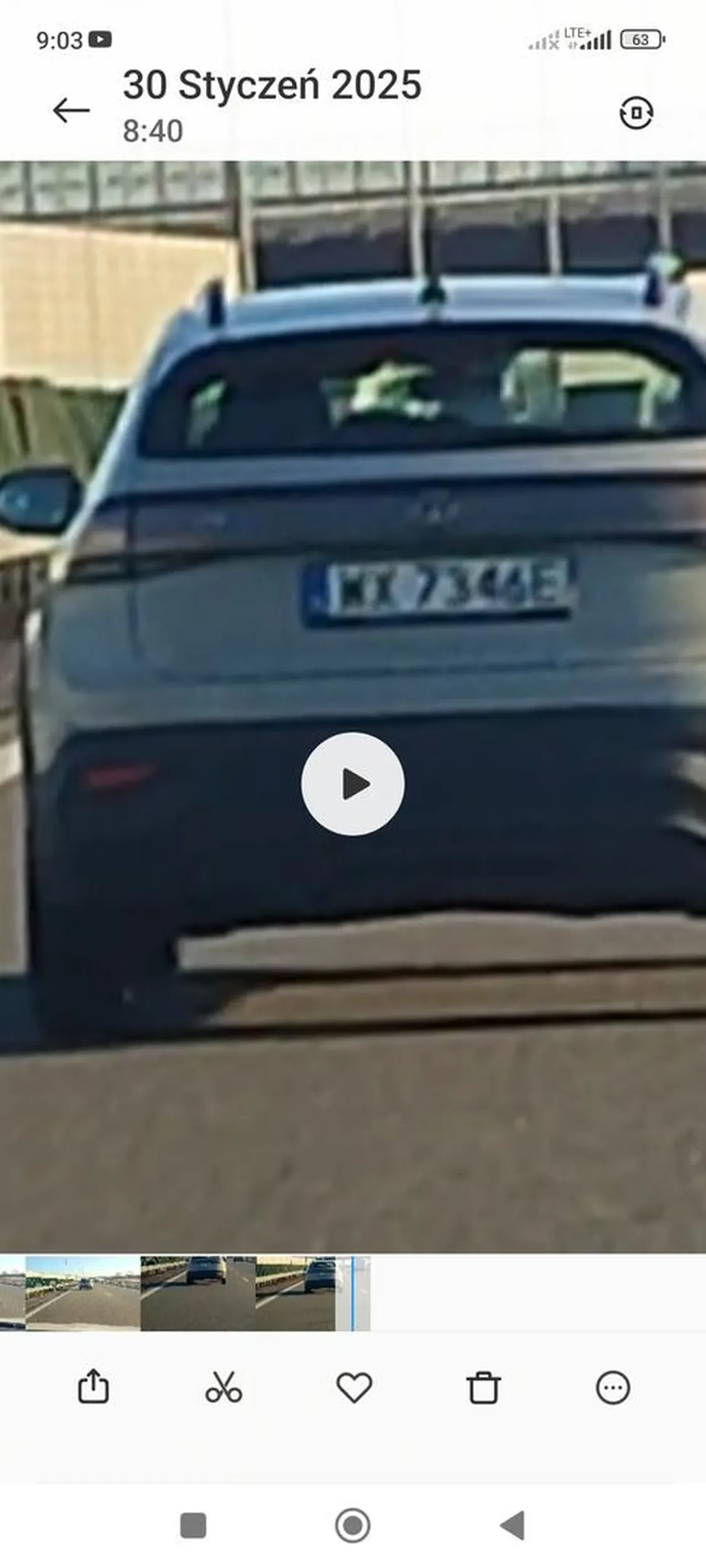 Pani jedzie na zderzaku, próbuje spychać kierowców, wymusza, hamuje kiedy wyprzedza. Urządza sobie tor wyścigowy na drodze ekspresowej.