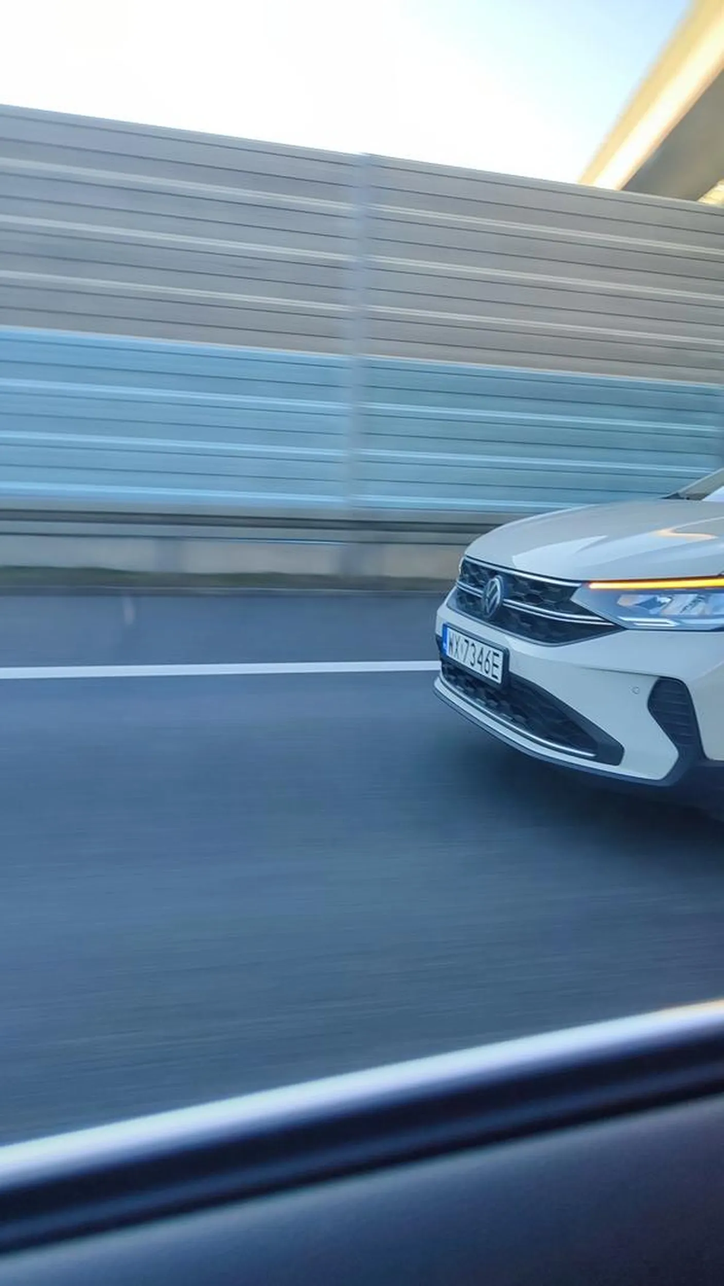 Pani jedzie na zderzaku, próbuje spychać kierowców, wymusza, hamuje kiedy wyprzedza. Urządza sobie tor wyścigowy na drodze ekspresowej.