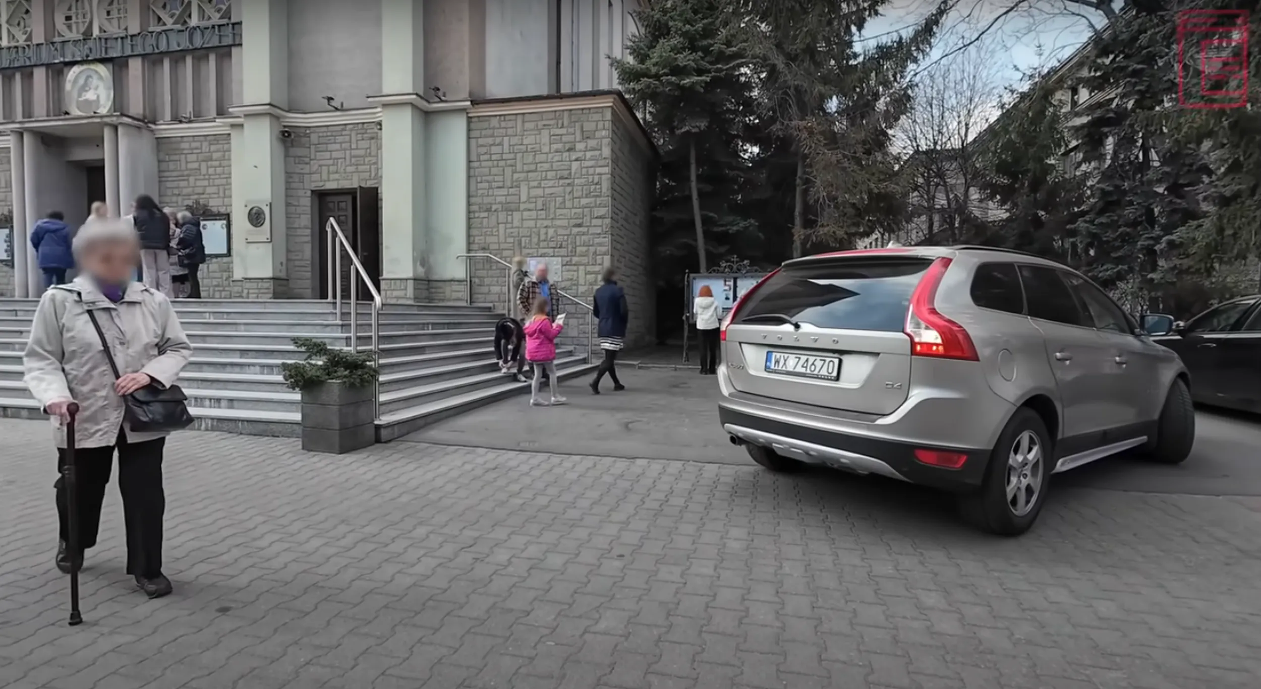 Jeździ po chodniku i próbuje na nim rozjeżdżać staruszki