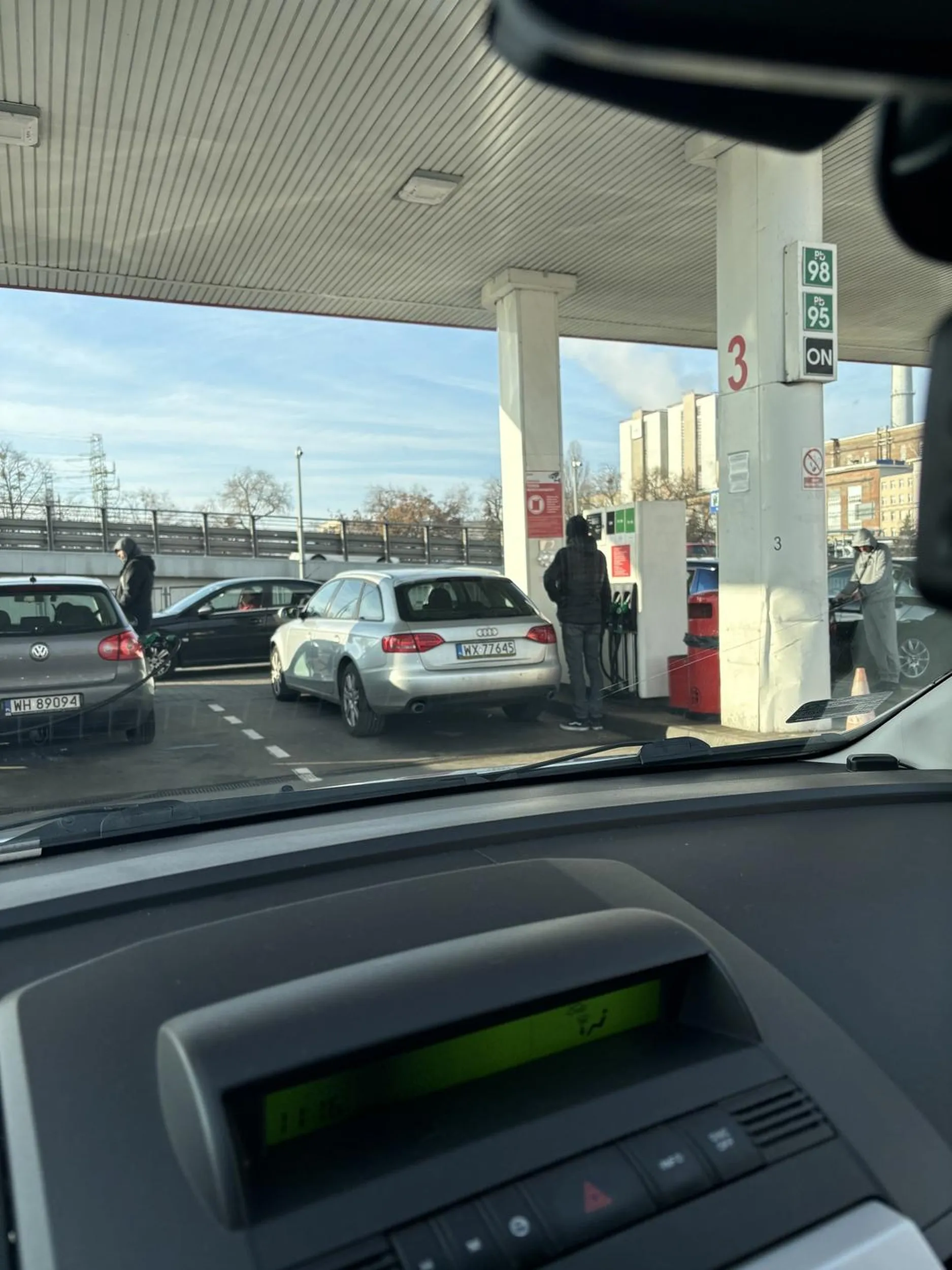 Cham bez kultury,mający czelność komentować czyjś wygląd