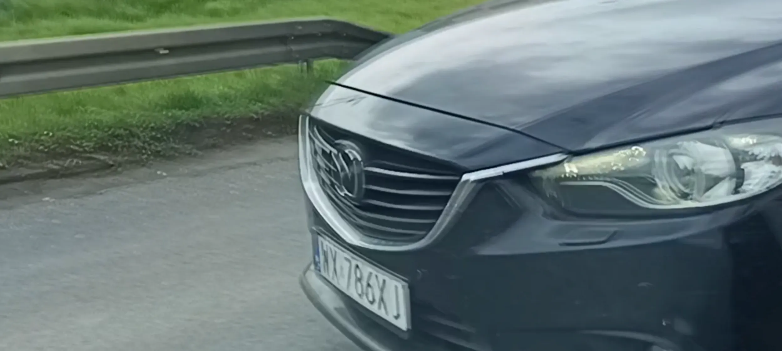 Bandyta drogowy włącza się do ruchu z pobocza na środku łuku zakrętu i wbija się mi przed maskę. Chyba on chce zginąć na miejscu w wypadku.