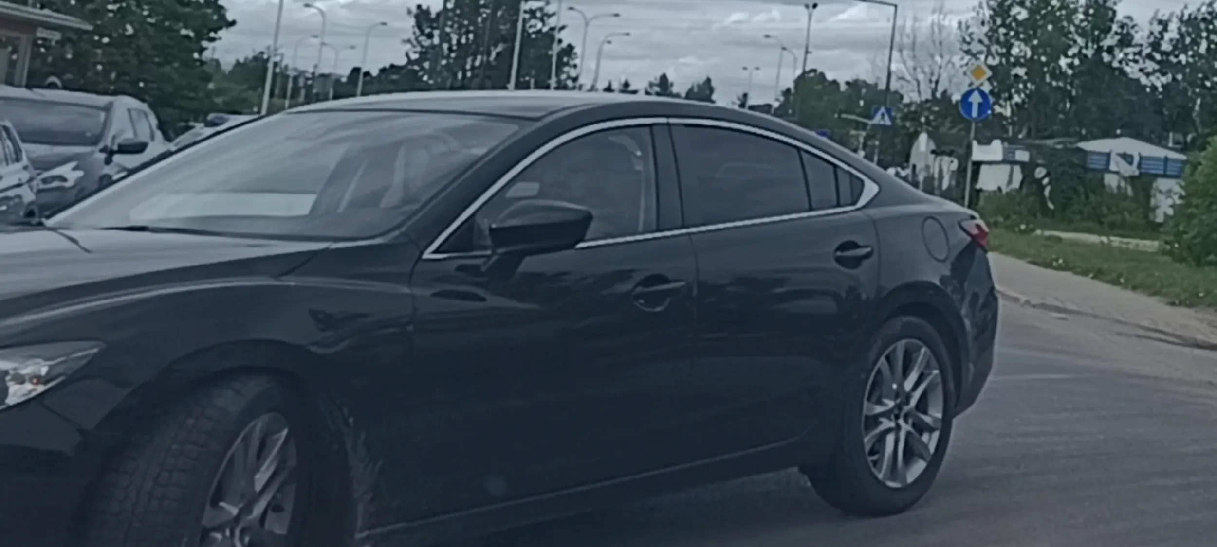 Bandyta drogowy włącza się do ruchu z pobocza na środku łuku zakrętu i wbija się mi przed maskę. Chyba on chce zginąć na miejscu w wypadku.