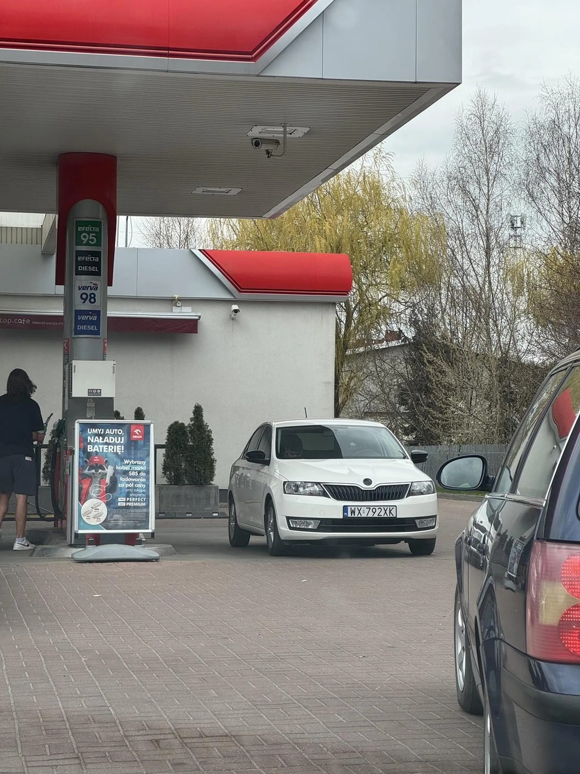 Jeździ pod prąd na stacji benzynowej.