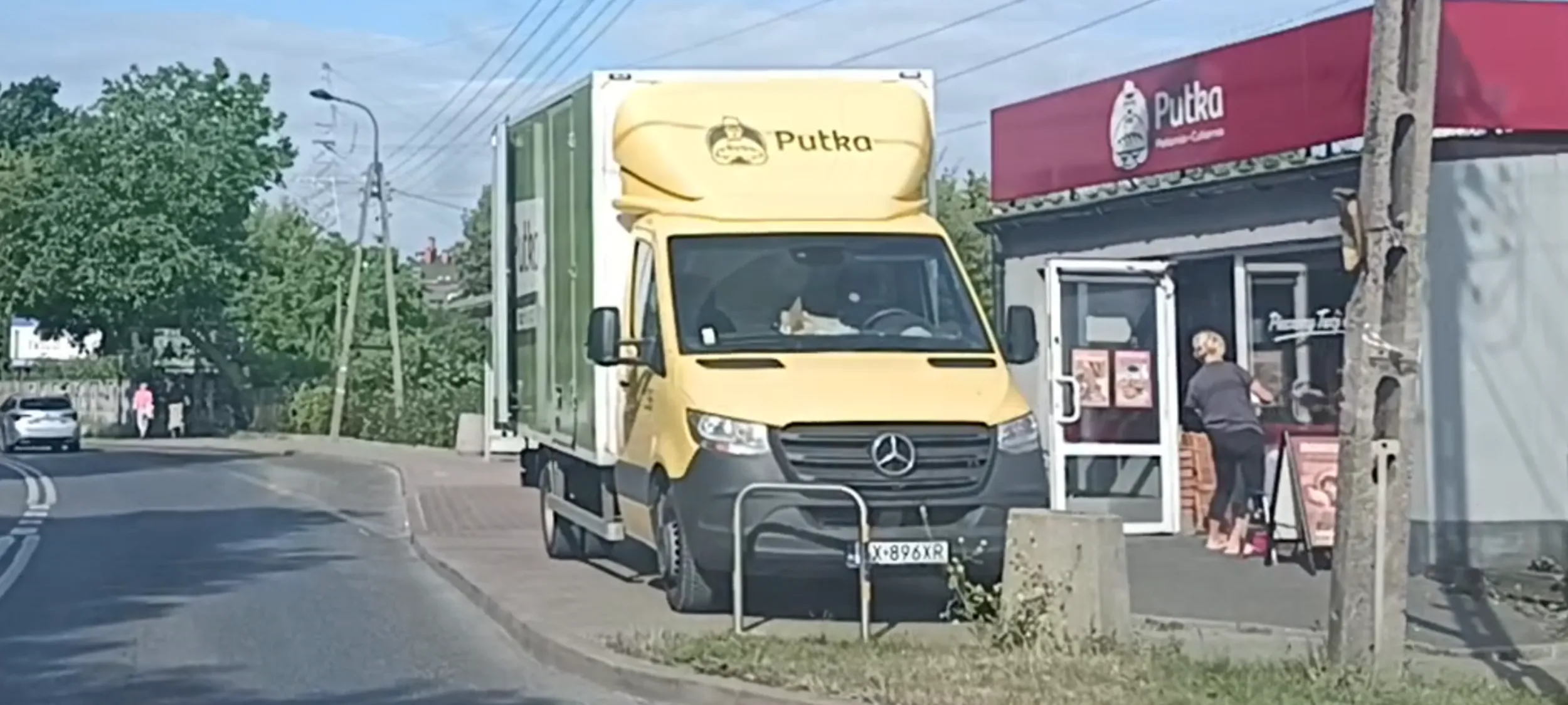 Chamsko zaparkował na chodniku