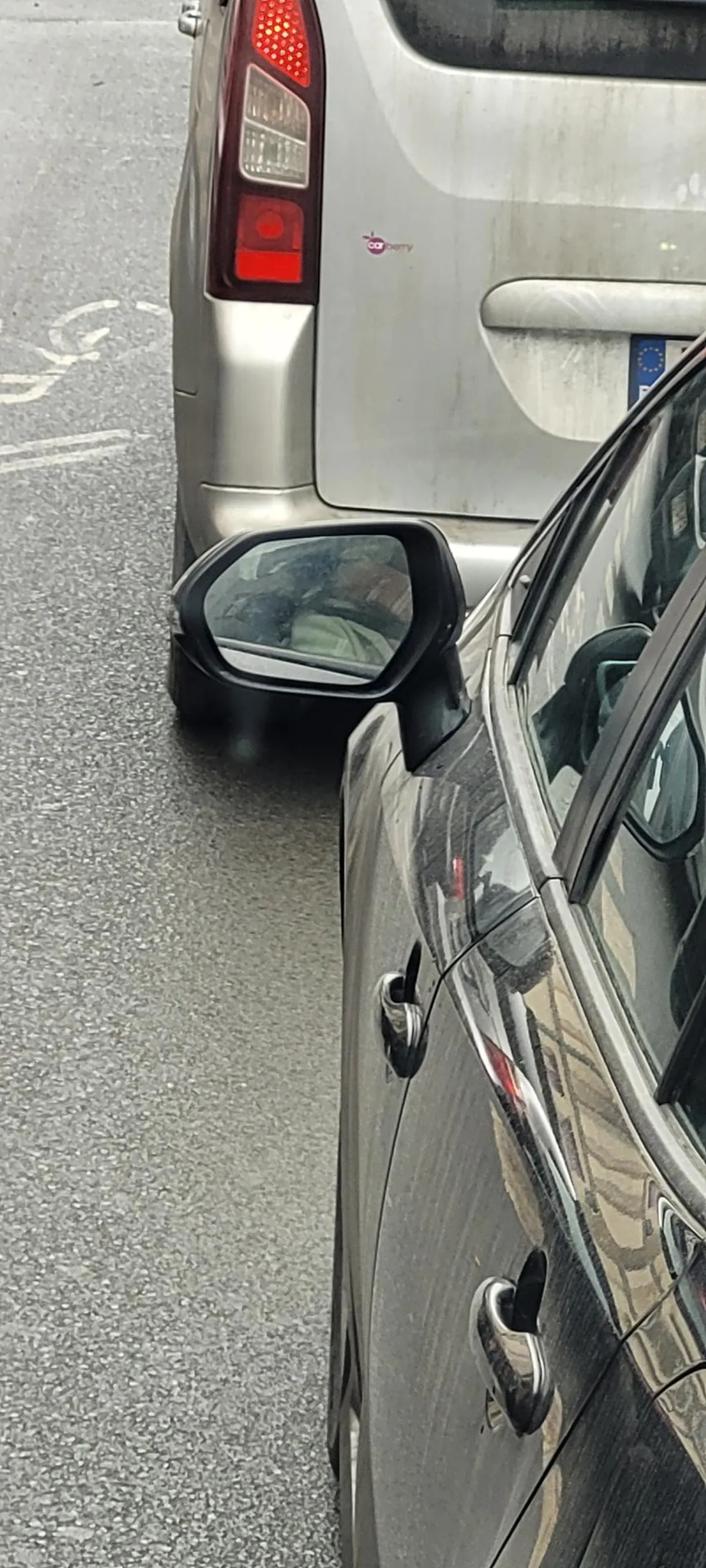 Naucz się kultury jazdy, faktycznie masz jakieś odchylenie od normy nie musisz pokazywać widać to.