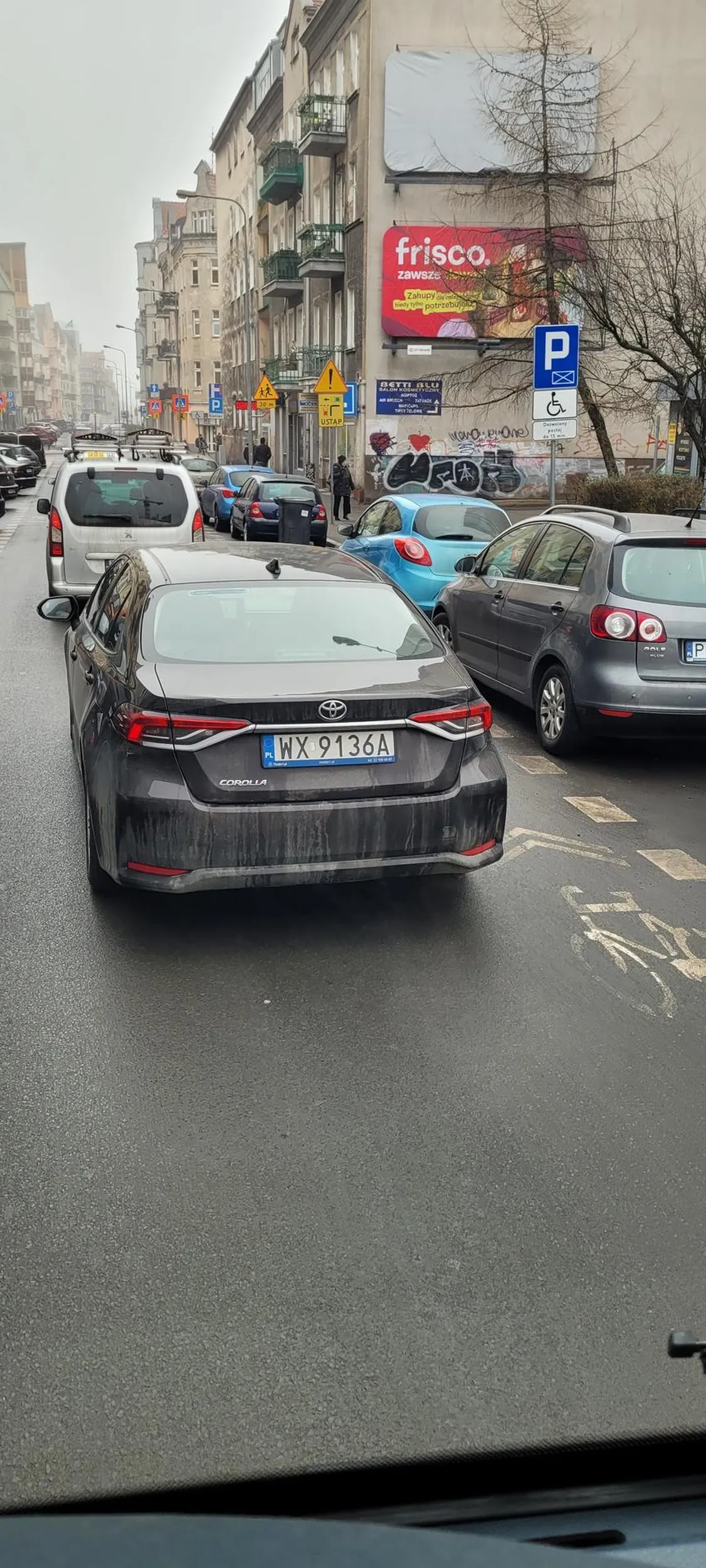 Naucz się kultury jazdy, faktycznie masz jakieś odchylenie od normy nie musisz pokazywać widać to.