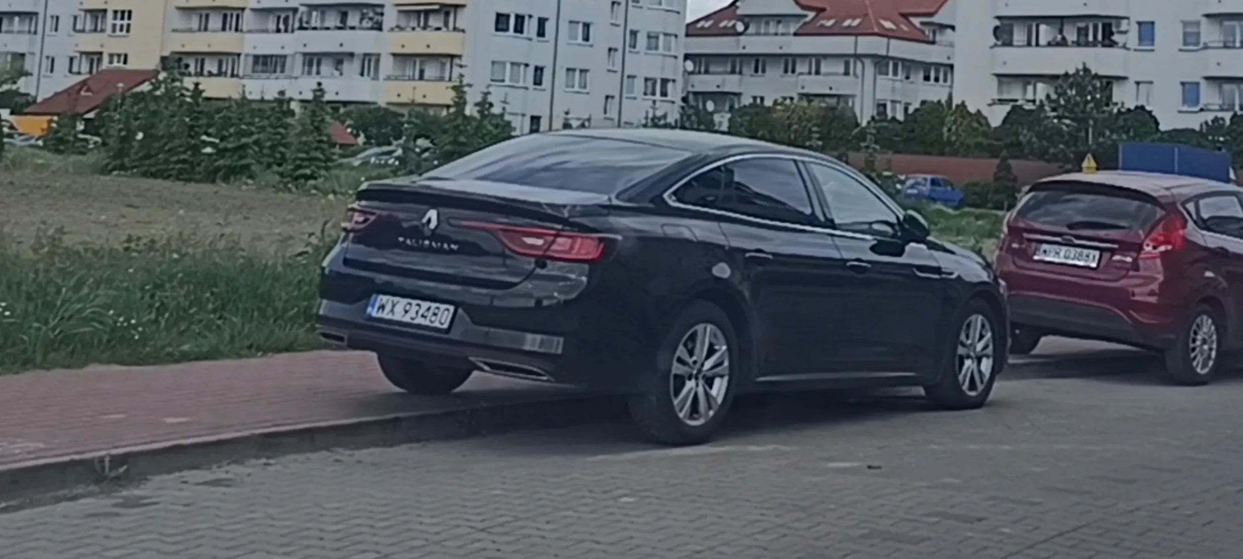 Nielegalne parkowanie na ulicy w miejscu zakazu zatrzymywania się i postoju