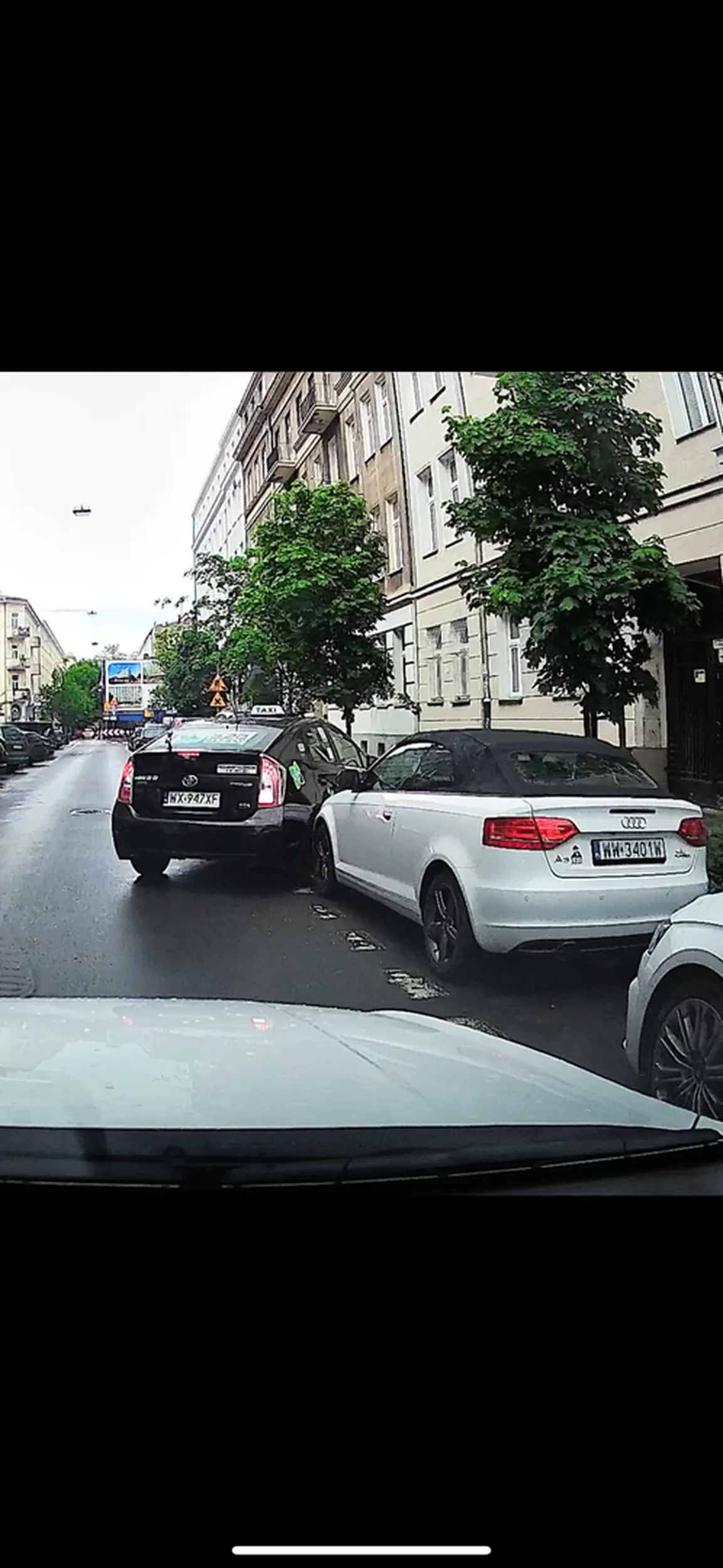 Uszkodził auto wjeżdżając w bramę, a następnie odjechał i nie zostawił kontaktu.