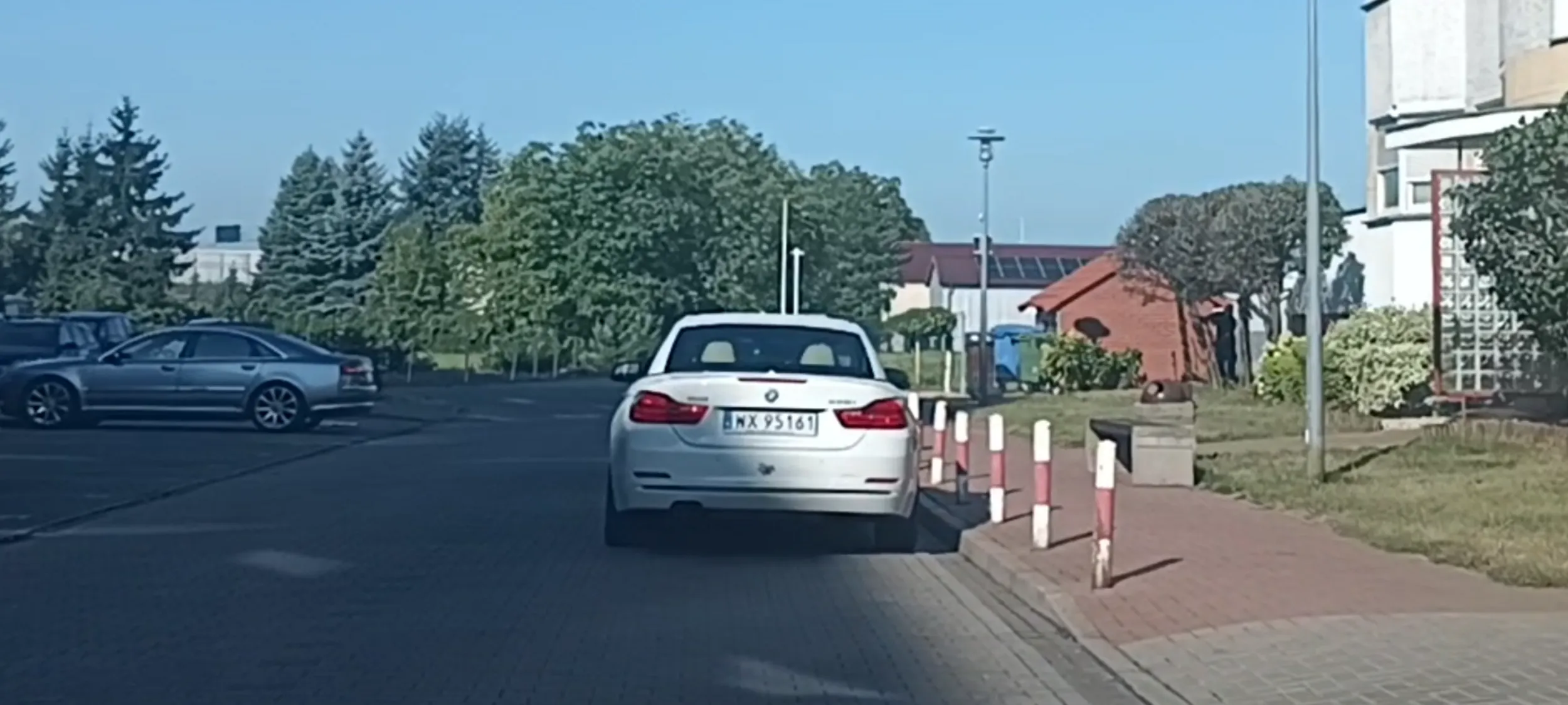 Nienormatywny kierowca postawił wraka Be En We w miejscu niedozwolonym