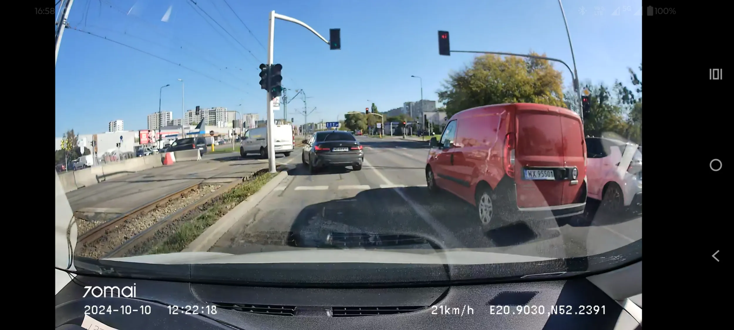 Bardzo grzeczny kierowca, dziecko siedzi na miejscu pasażera, i dostaje ładny widok. P.s. nie wiem dlaczego to pokazywał, żadnej agresji wcześniej nie było.