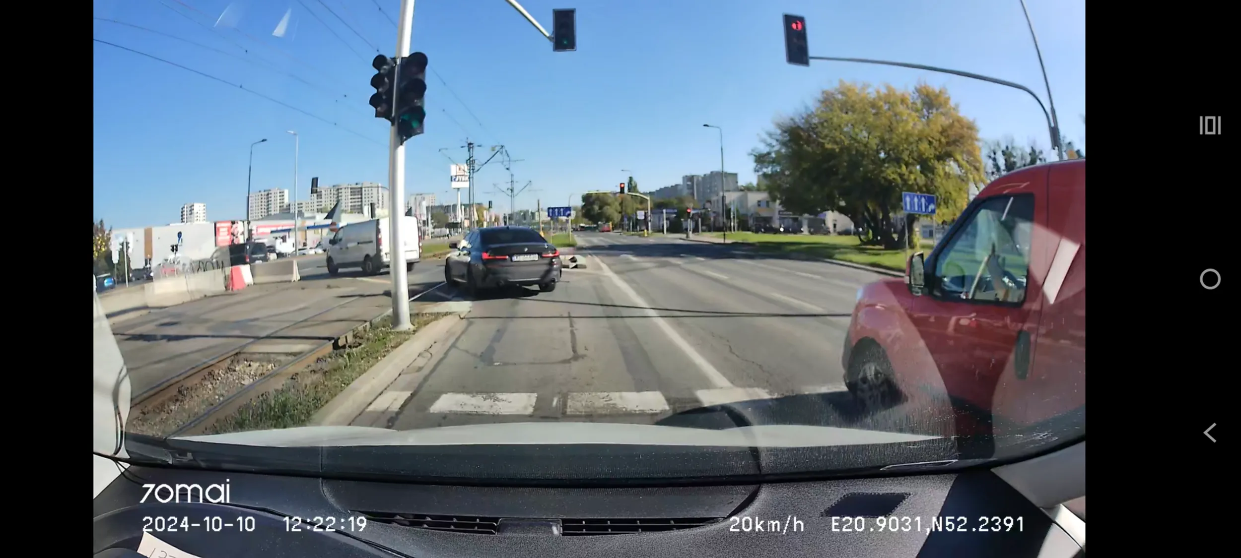 Bardzo grzeczny kierowca, dziecko siedzi na miejscu pasażera, i dostaje ładny widok. P.s. nie wiem dlaczego to pokazywał, żadnej agresji wcześniej nie było.