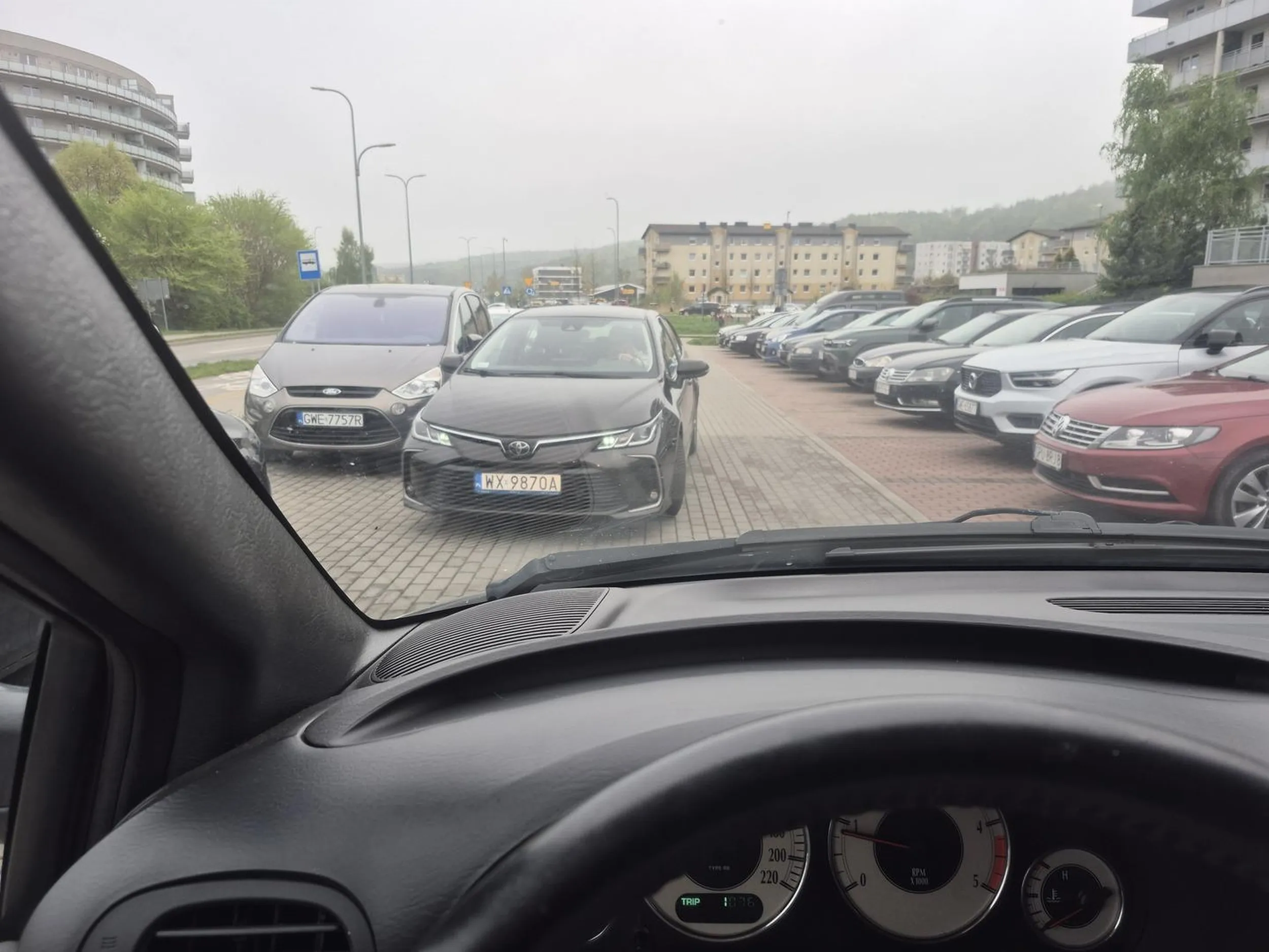 Baba blokuje przejazd i atakuje kobietę z dzieckiem w aucie, twierdząc, że ma pierwszeństwo i nie może cofnąć. Sytuacja wraz z filmikiem zgłoszona na policję.