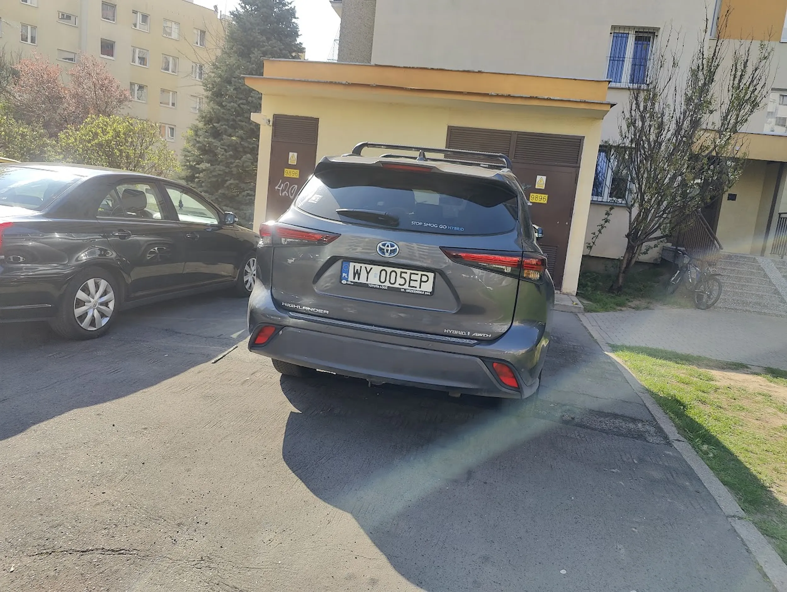 Pajac kupił wiejską stodołę i się nie potrafi nią zmieścić w mieście. Zajmuje dwa miejsca postojowe, nie zostawia dostatecznie dużo miejsca dla pieszych (co nikomu innemu się tu nie zdarza). Jak musi sobie wielkością auta rekompensować co innego to niech przynajmniej pójdzie na kurs parkowania