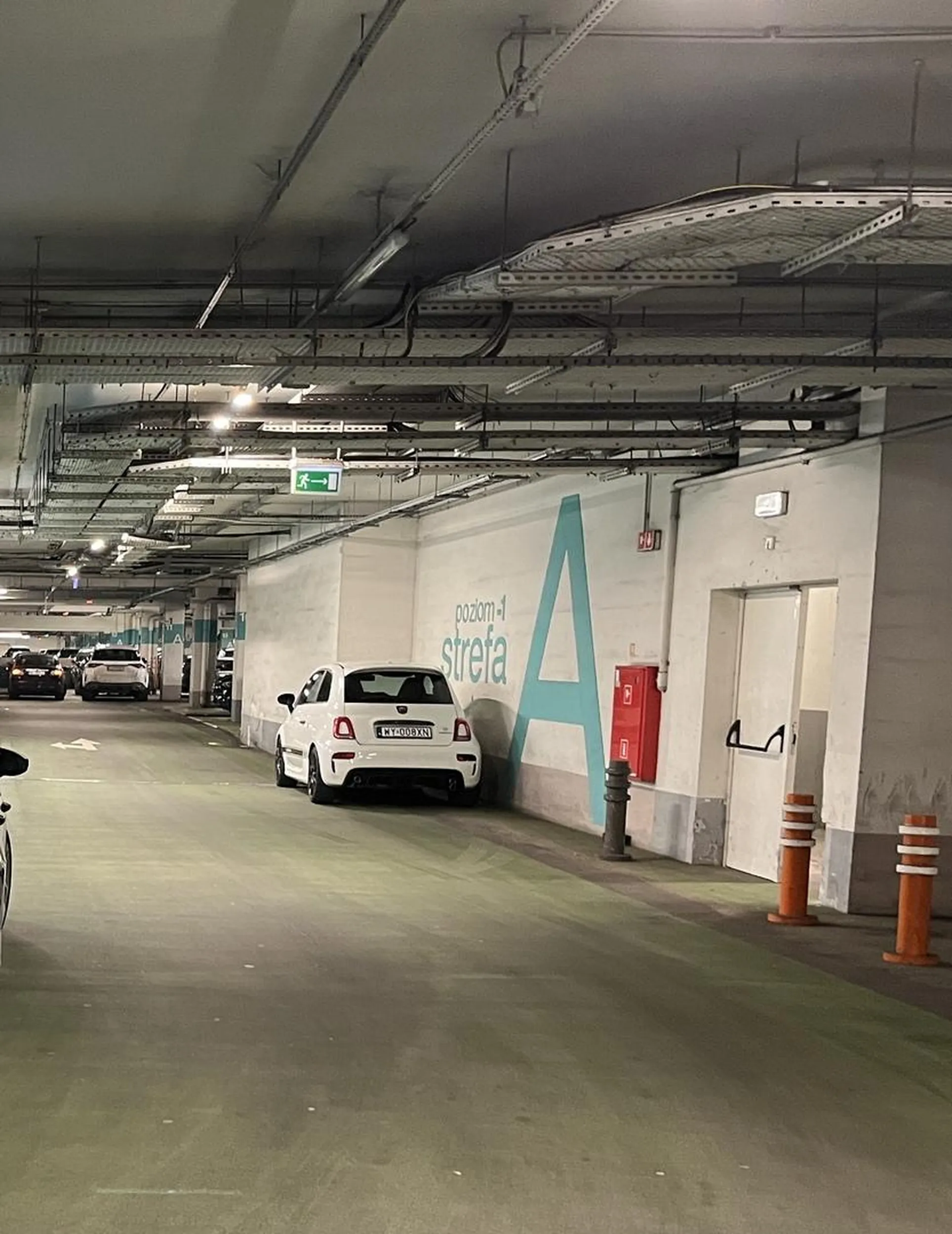 Godzina 12 w Arkadii 3/4 miejsc w galerii wolnych ale trzeba zaparkować gdzie popadnie.