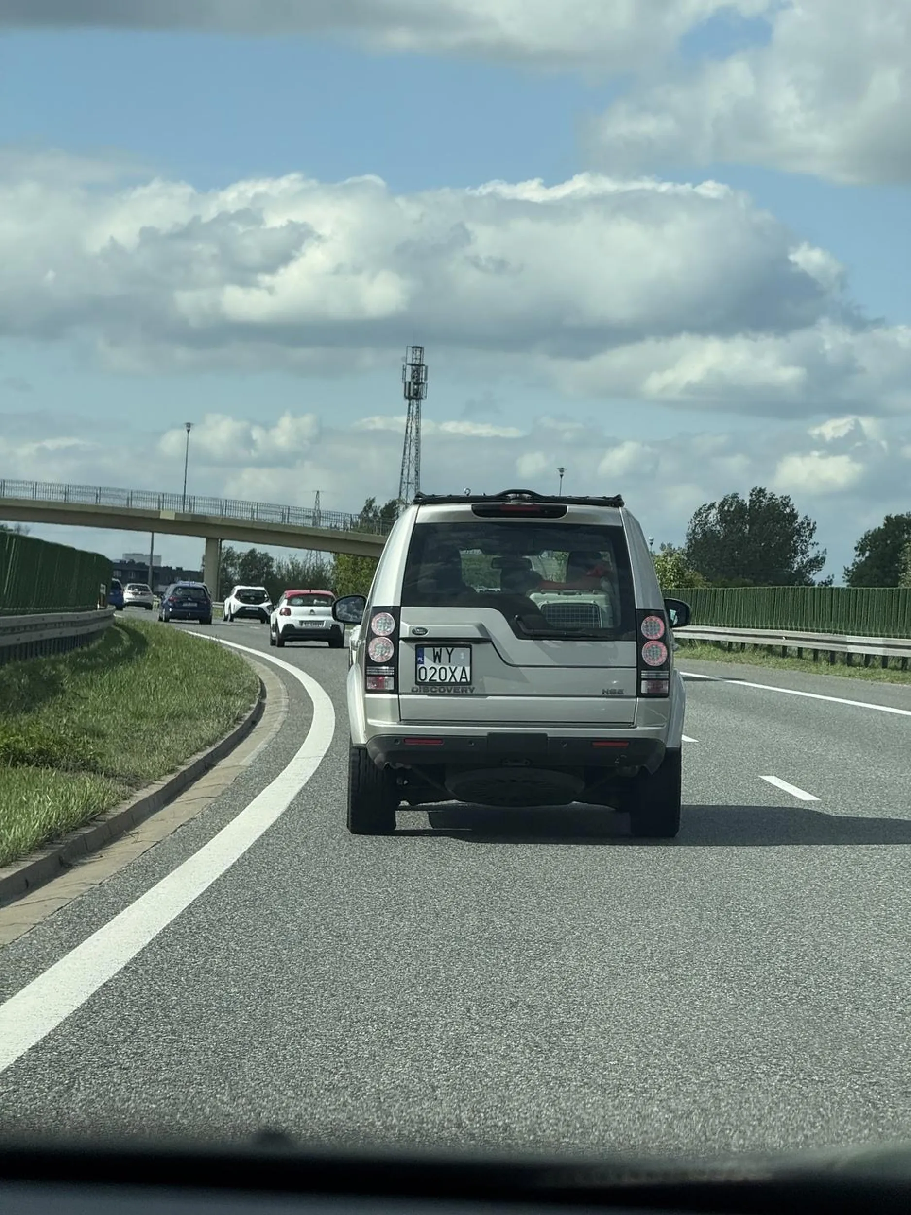 Wciskanie się na chama na lewy pas jakby od tego zależało życie prowadzącego, bez refleksji w majówkowym ścisku i nawet bez mignięcia awaryjkami żeby przeprosić. Żałosne i niebezpieczne zachowanie. I oczywiście tak jak kolega pisał wcześniej, od X km okupowanie lewego pasa.