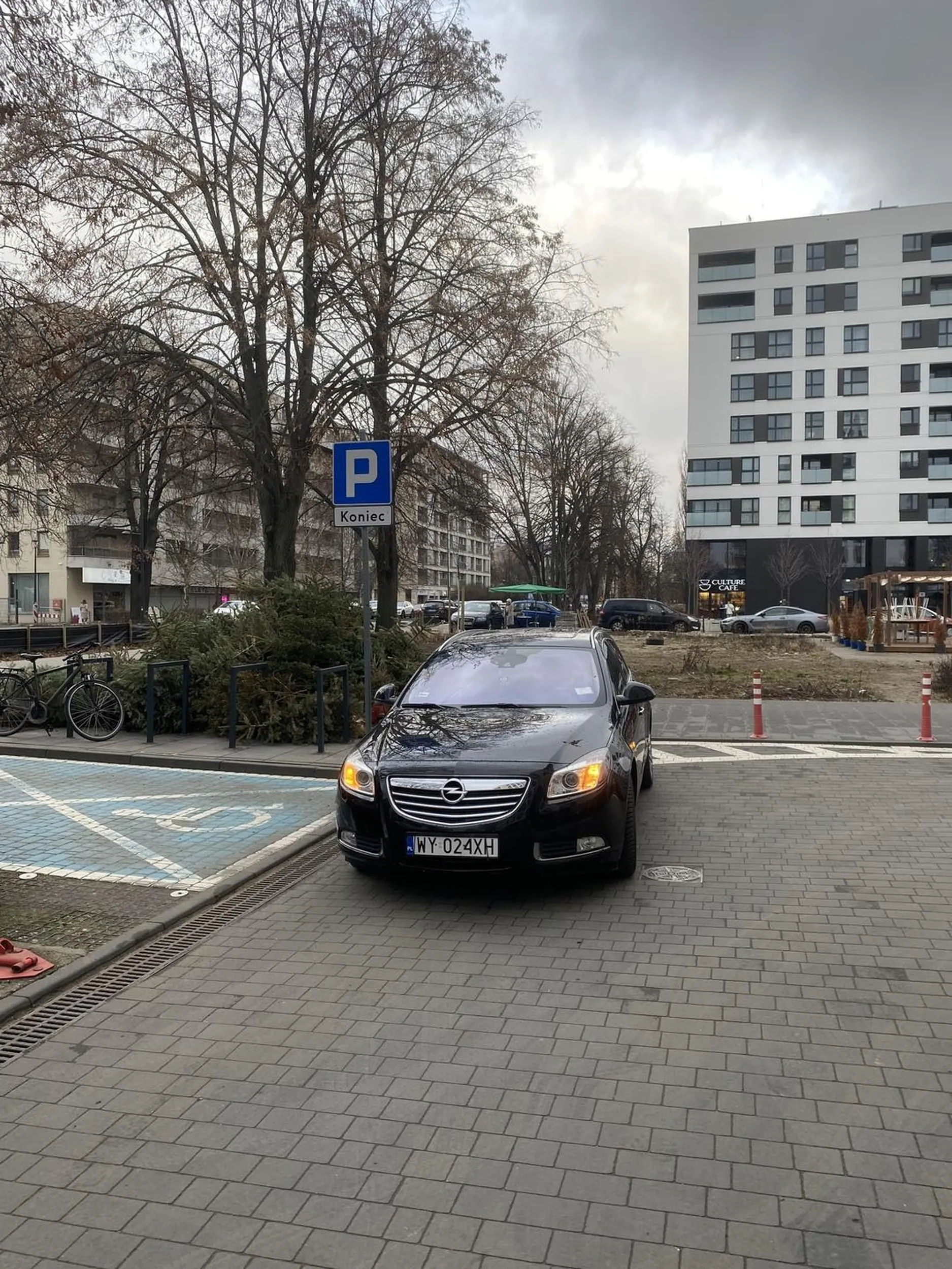 Serdeczne pozdrowienia. Miejsce parkingowe, które podlegają pod sklep spożywczy były wolne, ale trzeba zablokować wyjazd z parkingu i miejsce dla niepełnosprawnych. Pierwszy raz zostałam tak mocno zwyzywana od pierd*lonch su*. No cóż ?