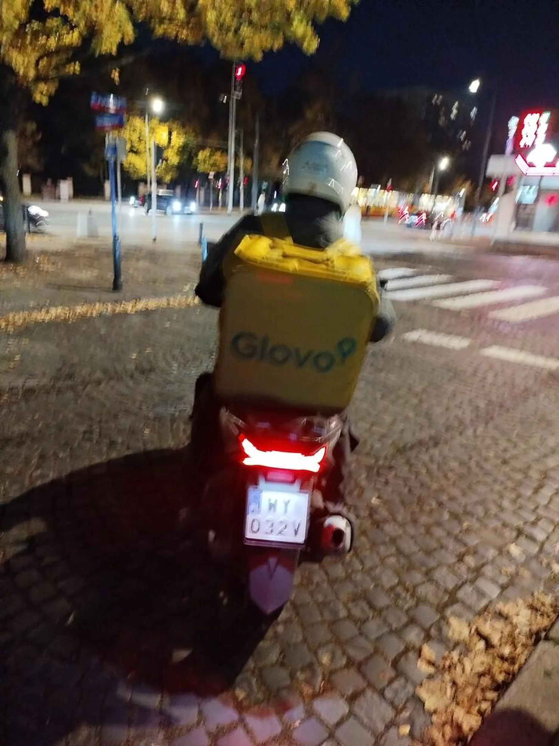 Jeździ po chodniku i atakuje przechodniów po zwróceniu uwagi