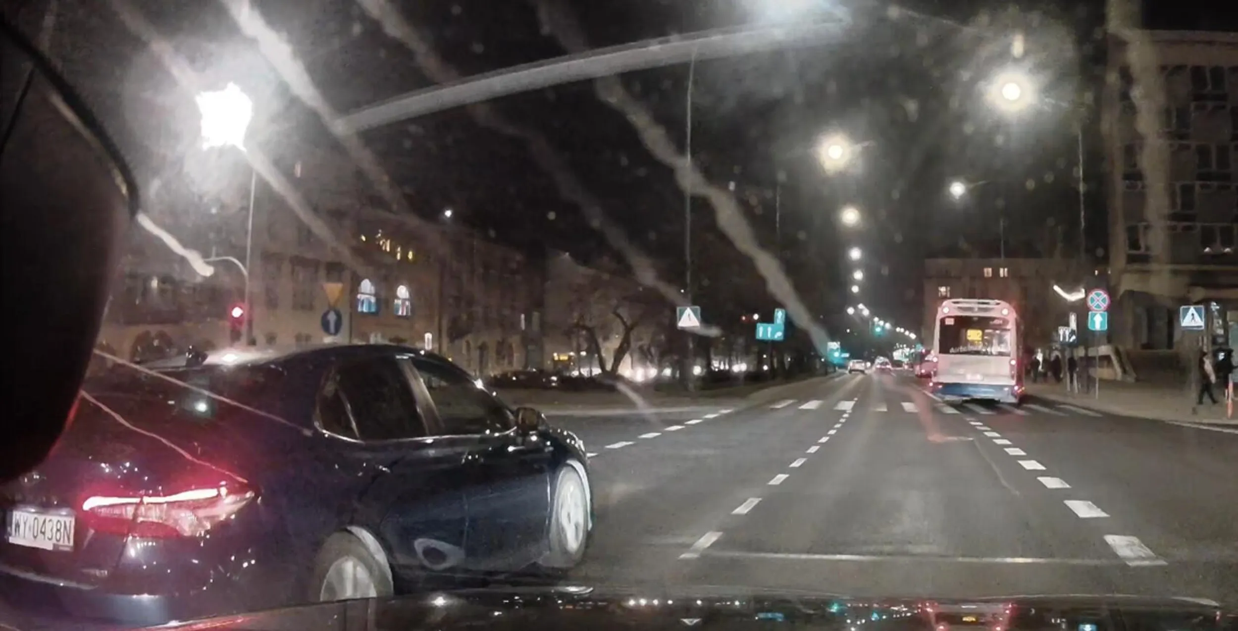 przyklejony do lewego pasa - musiałem wyprzedzać prawym, co spowodowało u typa ewidentny ból dupy xD