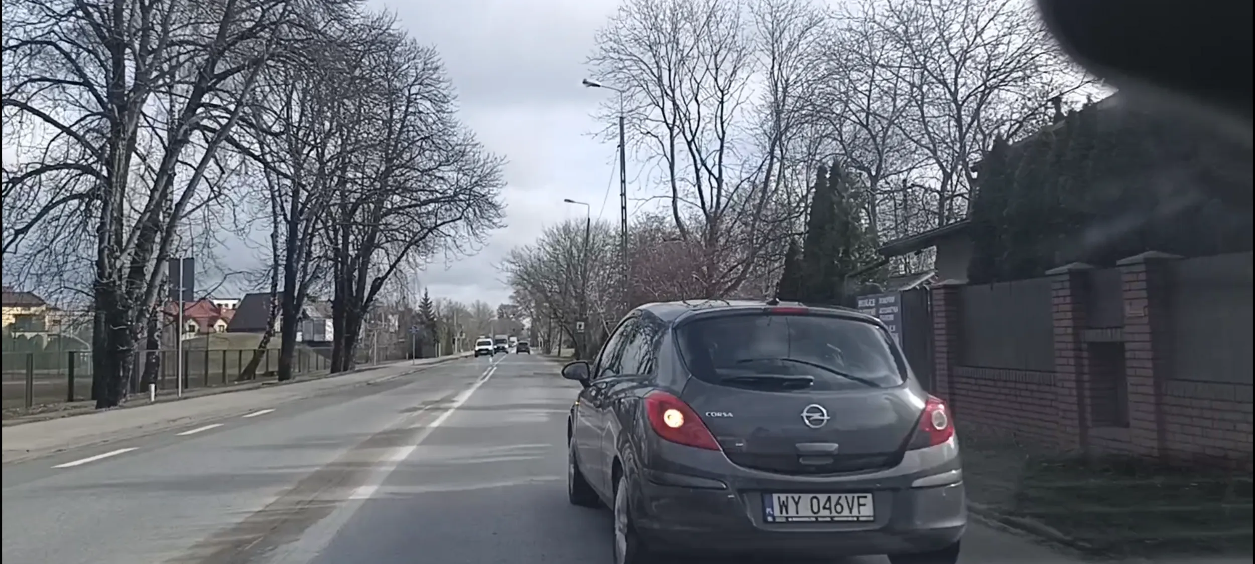 Bandyta drogowy chciał mnie zabić i   zepchnąć z pasa ruchu zajeżdżać mi drogę na moim pasie. Ale się ulitowałem nad bandziorem i go puściłem na ostatnim metrze jego kończącego się pasa ruchu, bo by nas obu zabił.