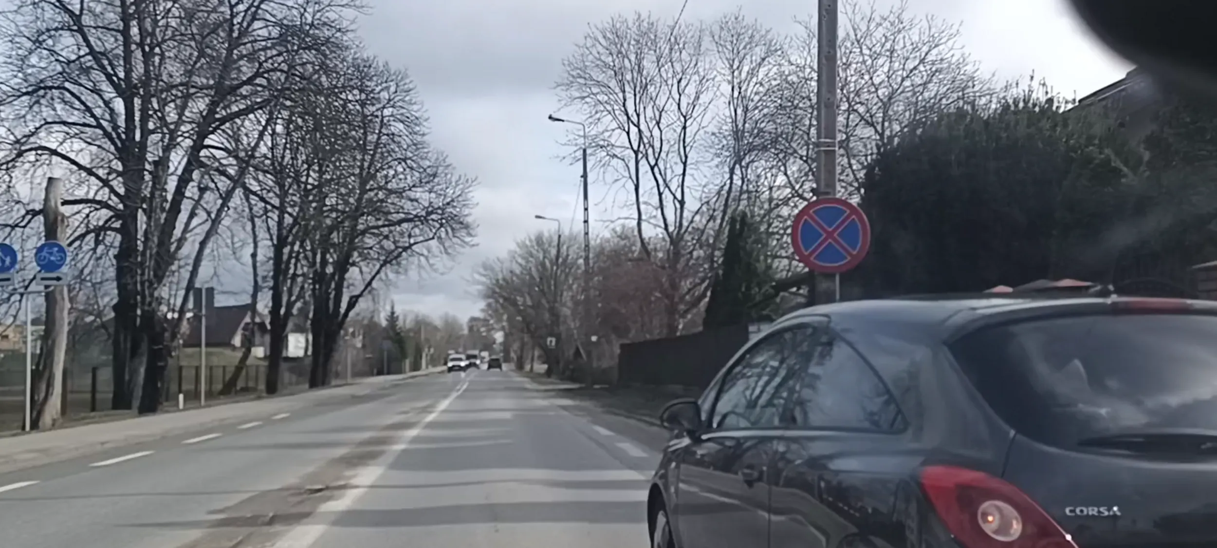 Bandyta drogowy chciał mnie zabić i   zepchnąć z pasa ruchu zajeżdżać mi drogę na moim pasie. Ale się ulitowałem nad bandziorem i go puściłem na ostatnim metrze jego kończącego się pasa ruchu, bo by nas obu zabił.