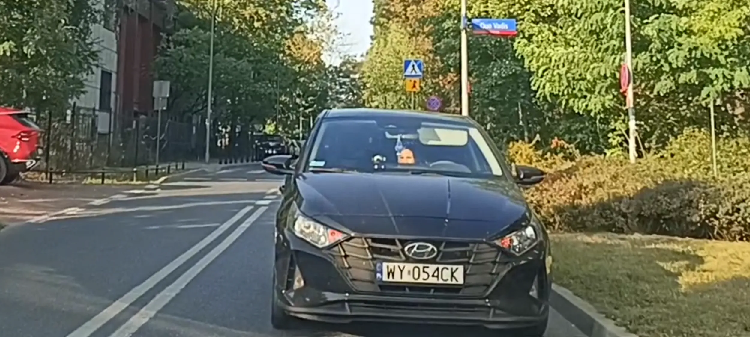 Babszczur postawił wraka na zakazie zatrzymywania się i postoju stwarzając zagrożenie przed skrzyżowaniem i zmuszając kierowców bo omijania wraka przez podwój na a linię ciągłą.