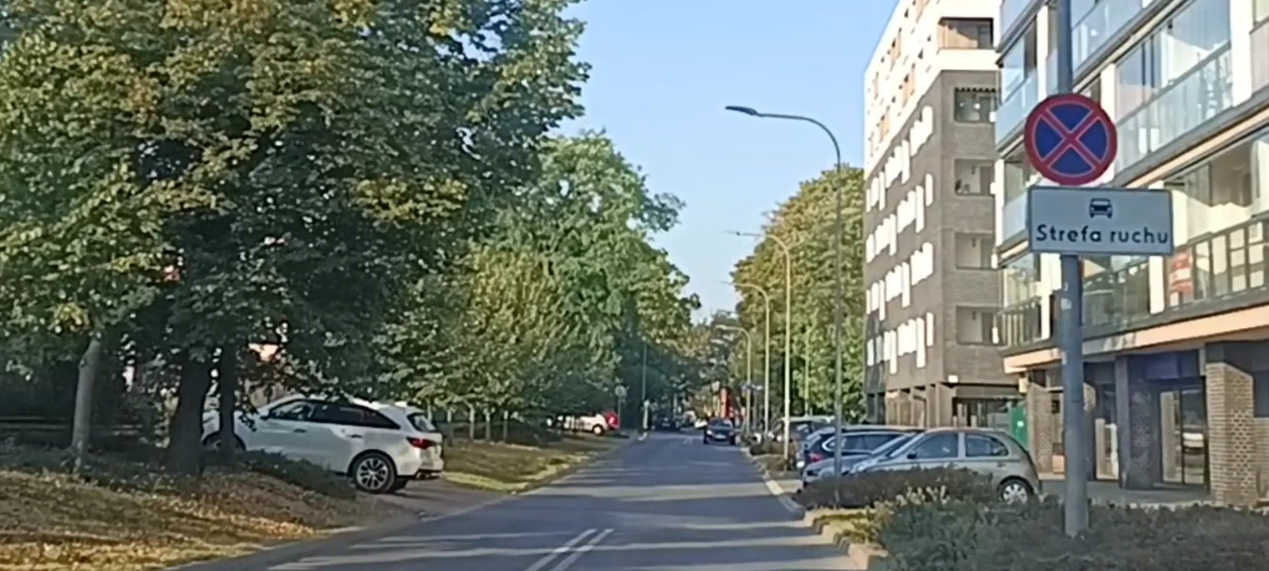 Babszczur postawił wraka na zakazie zatrzymywania się i postoju stwarzając zagrożenie przed skrzyżowaniem i zmuszając kierowców bo omijania wraka przez podwój na a linię ciągłą.