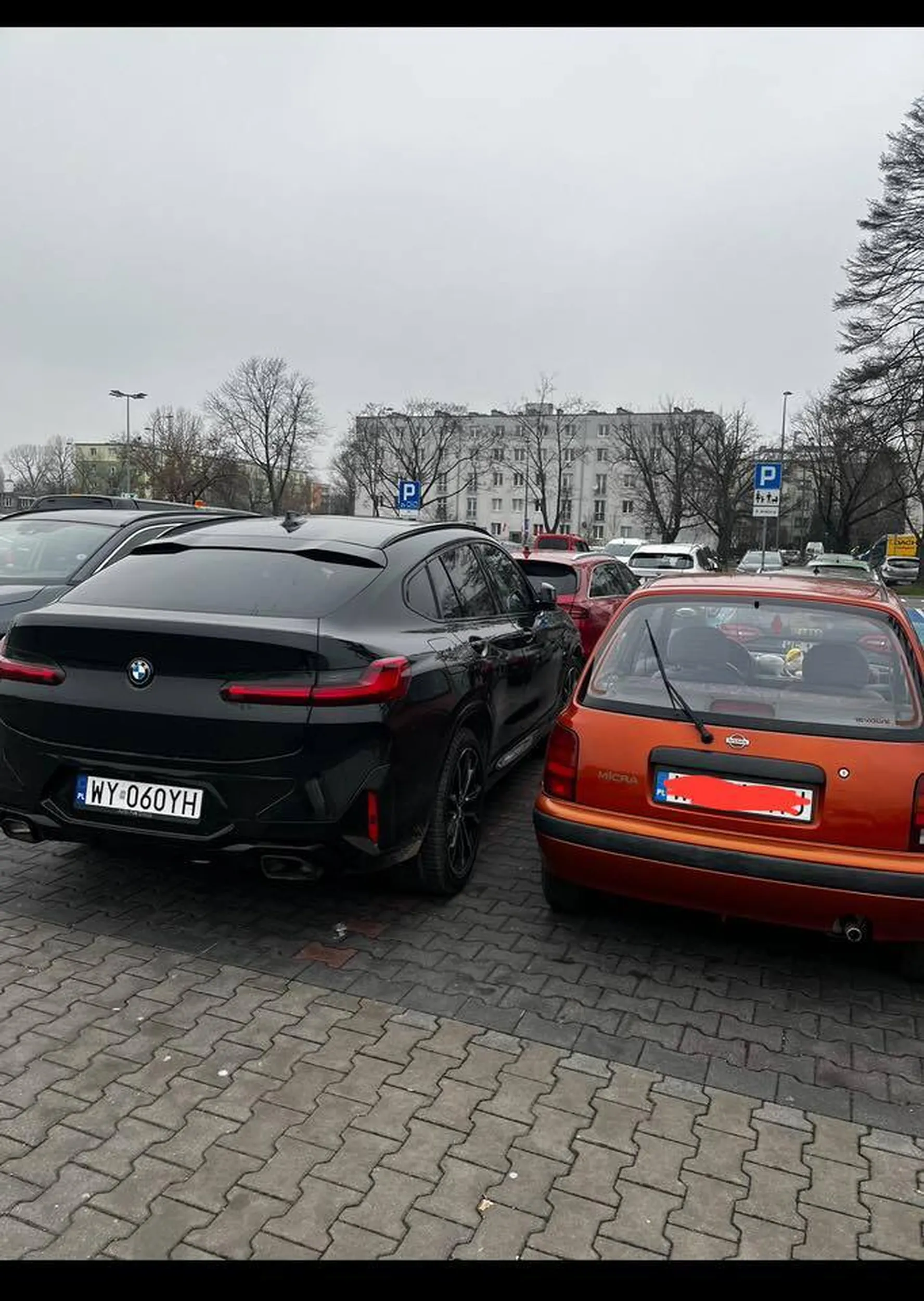 Podziwiam, to wszystko w obecności dzieci, bardzo słaby przykład Pani z BMW daje dzieciakom po zwróceniu Pani uwagi o błednym parkowaniu. Nie umie Pani jeździć dużym autem to może rower?