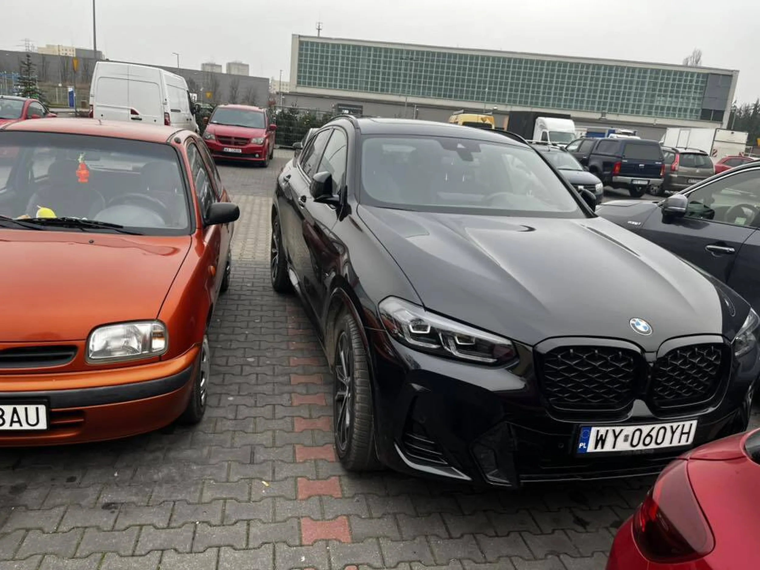 Podziwiam, to wszystko w obecności dzieci, bardzo słaby przykład Pani z BMW daje dzieciakom po zwróceniu Pani uwagi o błednym parkowaniu. Nie umie Pani jeździć dużym autem to może rower?