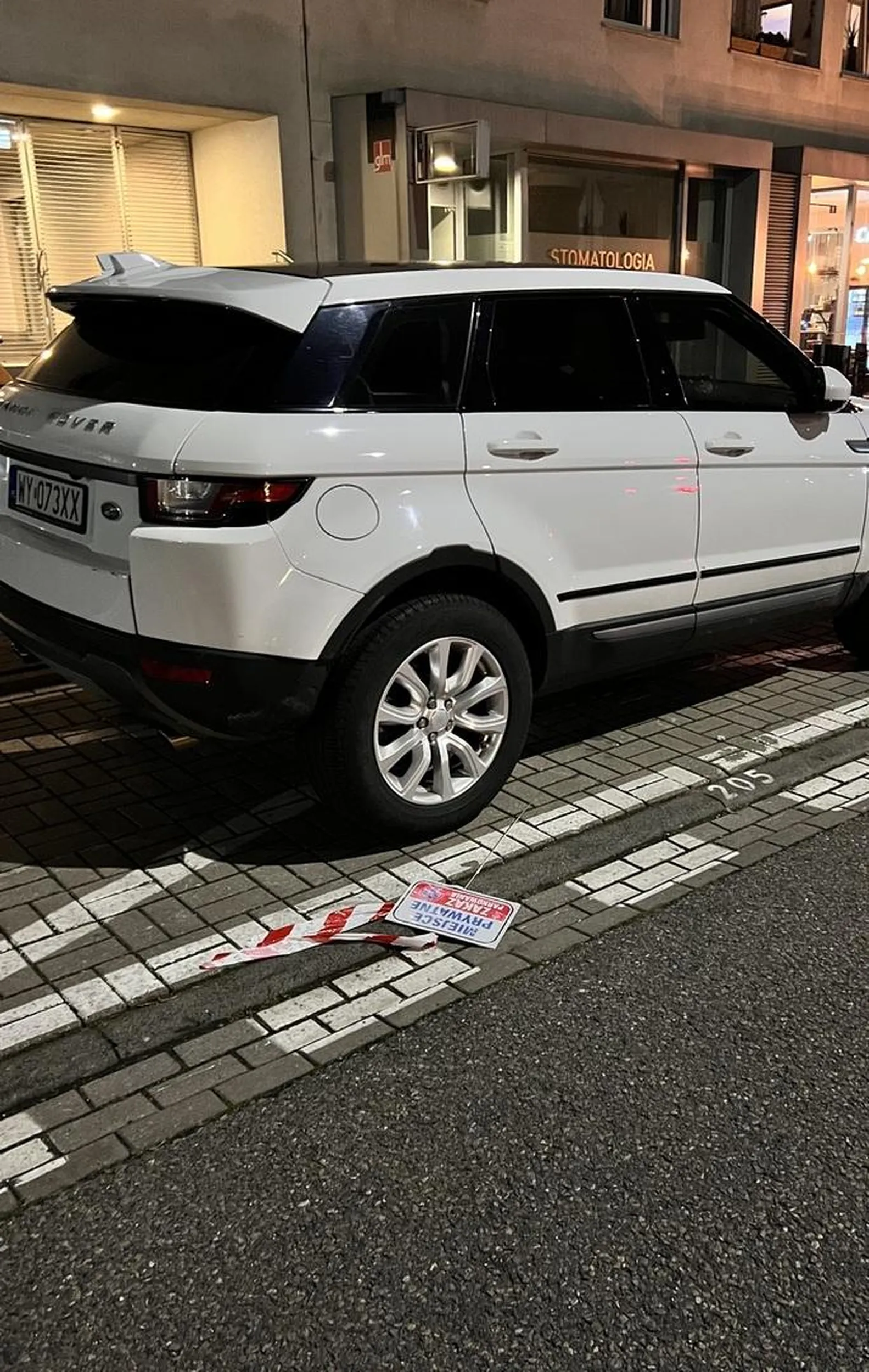 Nie stosuje się do znaków drogowych. Niszczy własność prywatną.