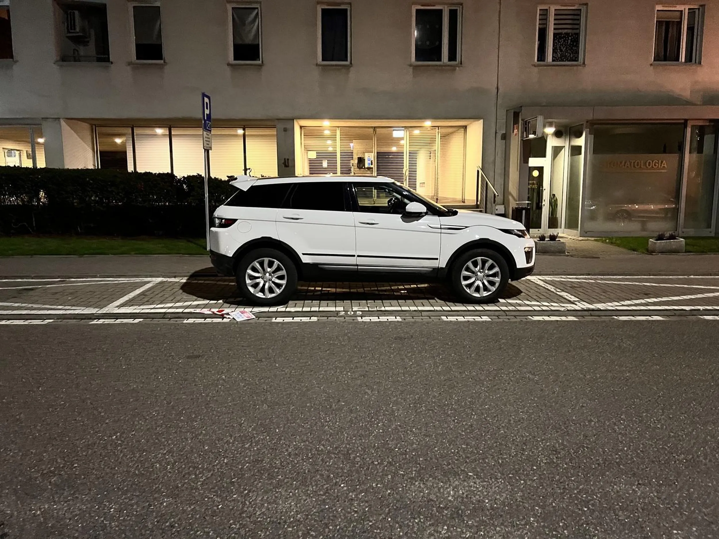 Nie stosuje się do znaków drogowych. Niszczy własność prywatną.