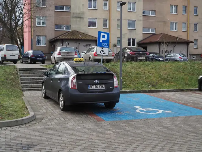 Mistrz parkowania! Za jednym zamachem blokuje miejsce dla niepełnosprawnych oraz utrudnia przejście pieszym.