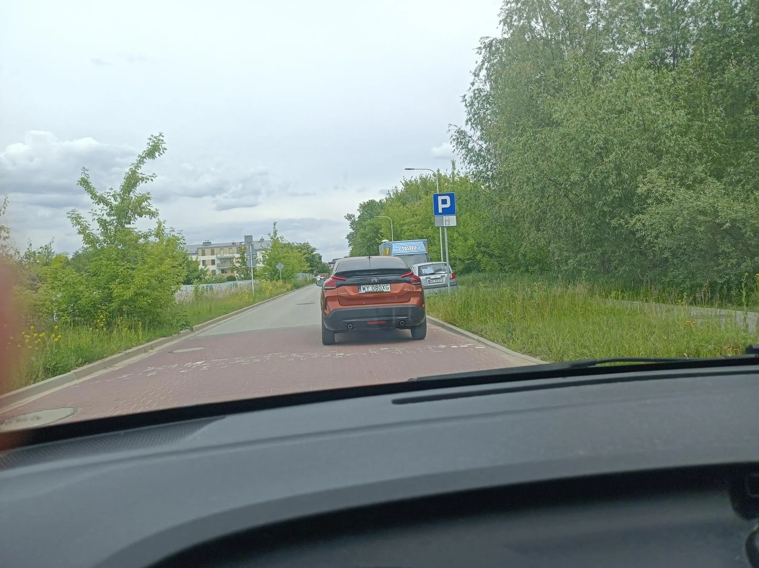 Pirat!!! Auto to nie koń... ma konie, to fakt. Patrz kaczy łbie na boki drogi tam znaki. Droga to też skrzyżowania...na których pierwszeństwo też jest regulowane zasadami bądź znakiem. Nie wspomnę że zapieprzalas na odcinku z ograniczeniem 30 lekko z 60. Dobrze że dzieciaki nie przechodziły przez jezdnię na pasach przed którymi też zapier***** bo byś tam zrobiła masakrę (inaczej nie można tego ująć).