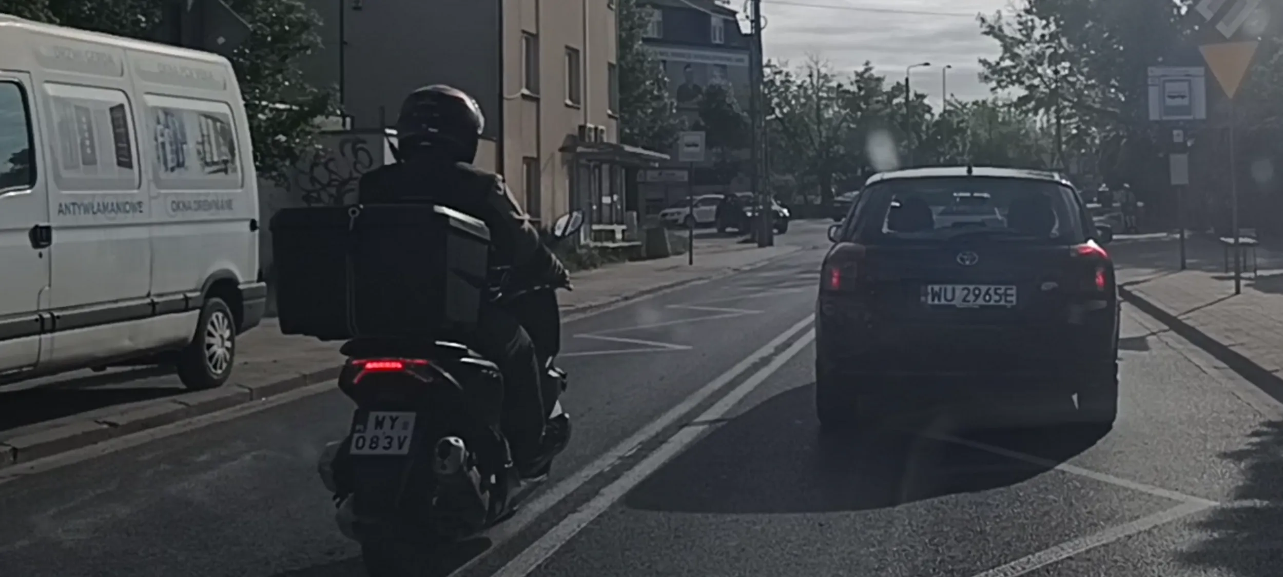 Bandyta drogowy chyba muzułmanin wyprzedza przed skrzyżowaniem i na podwójnej ciągłej.