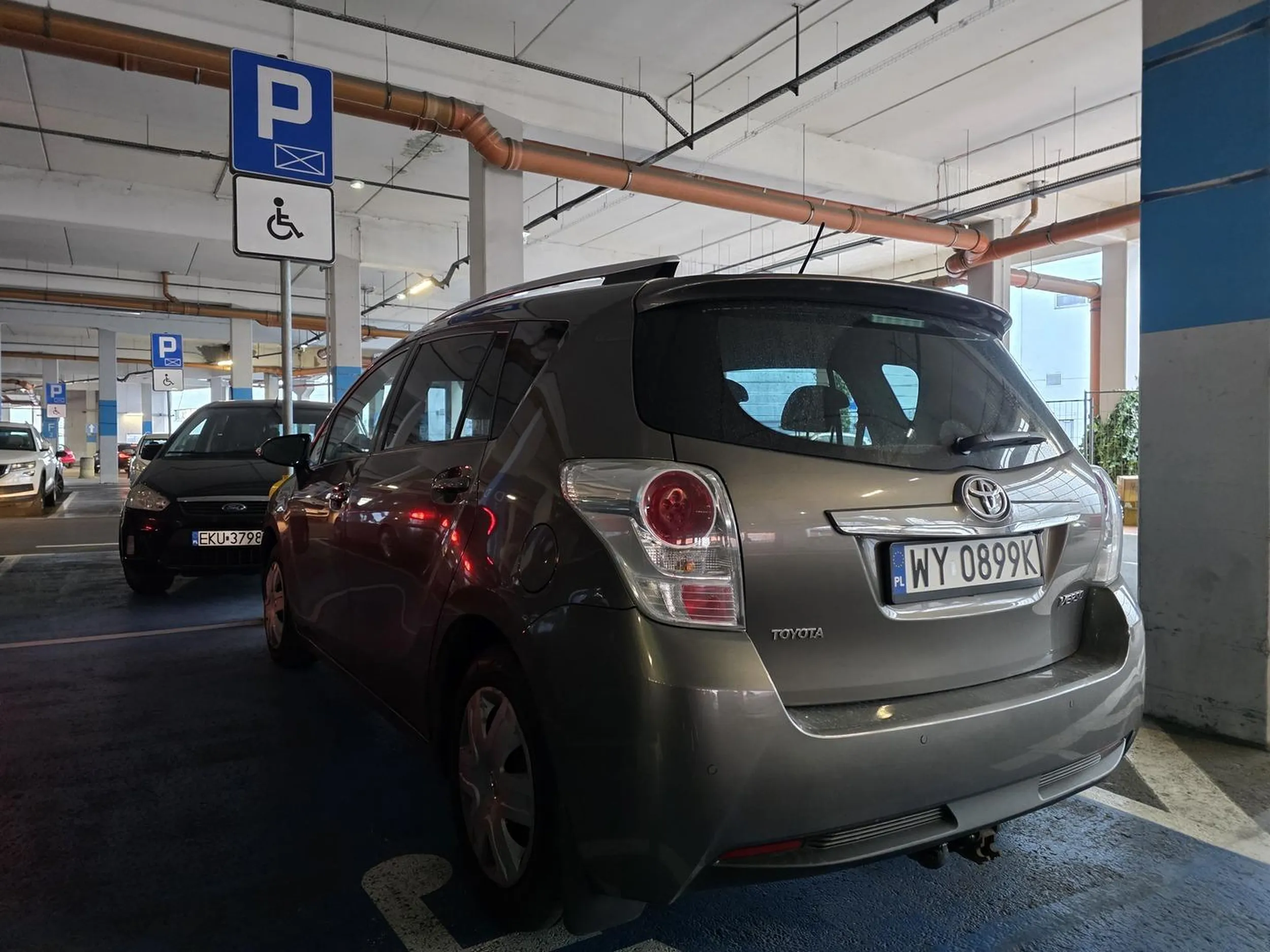 Parkuje na miejscu dla niepełnosprawnych bez karty i bezczelnie przyznaje że tak parkuje bo nie miał gdzie indziej. Nawet jak widzi osobę na wózku to nie odjeżdża.