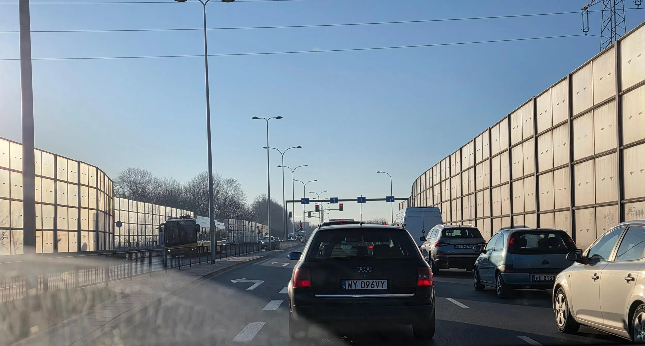 Matko bosko, co za ślamazara. Człowieku naucz się pilnować drogi i nie twórz korków w mieście...