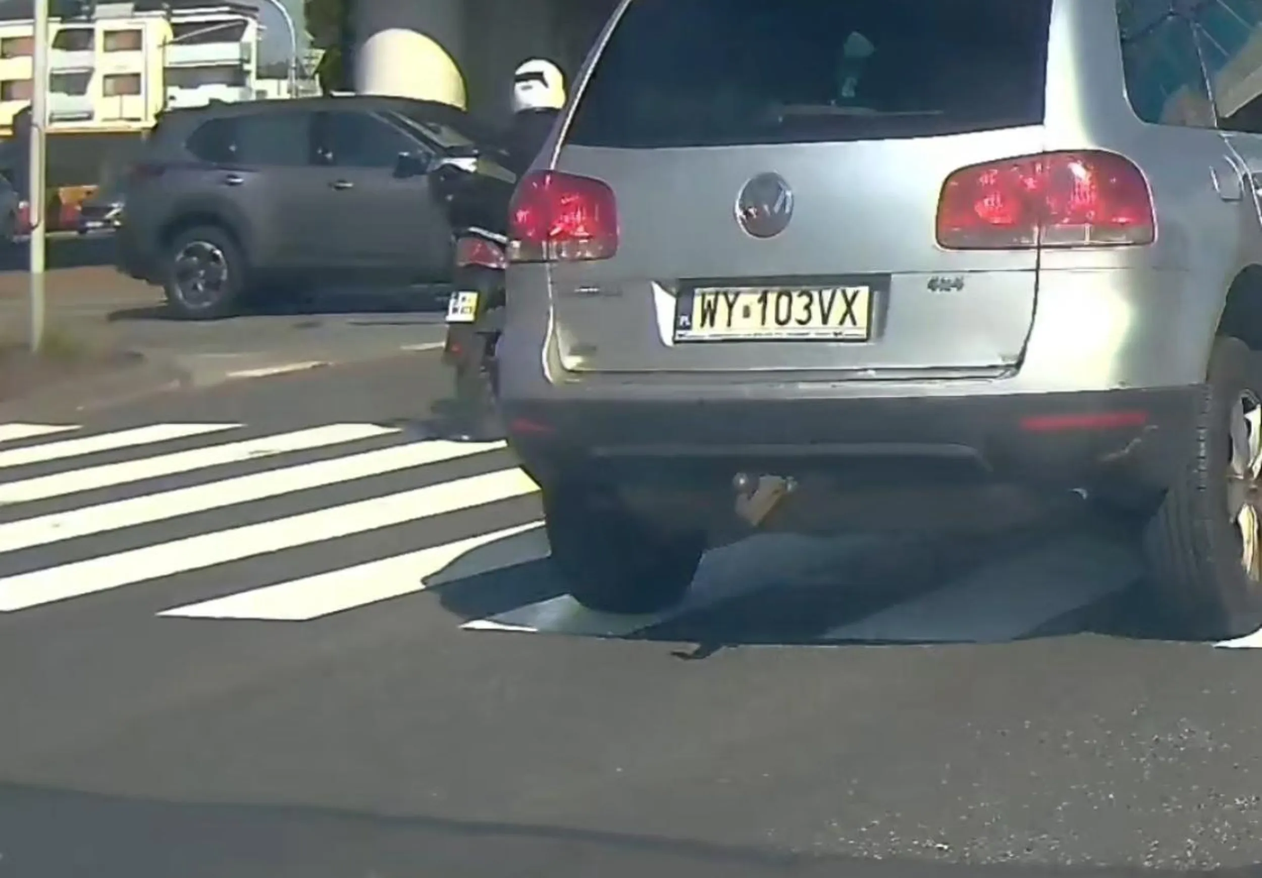 Nie stosuje się do żółtych, poziomych znaków na jezdni. Doprowadził do kolizji i oddalił się z miejsca zdarzenia.