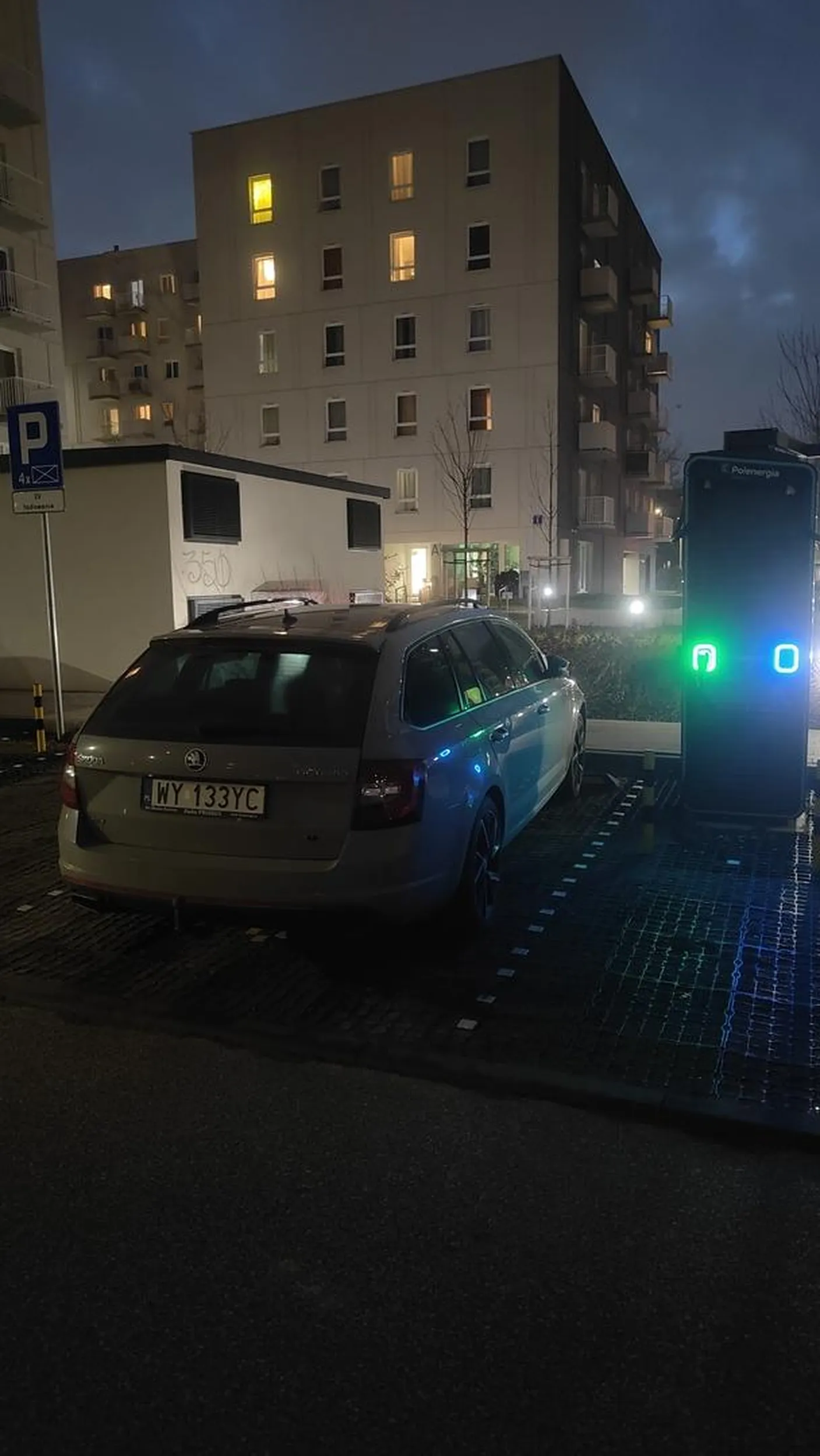 "Ładuje" samochód...