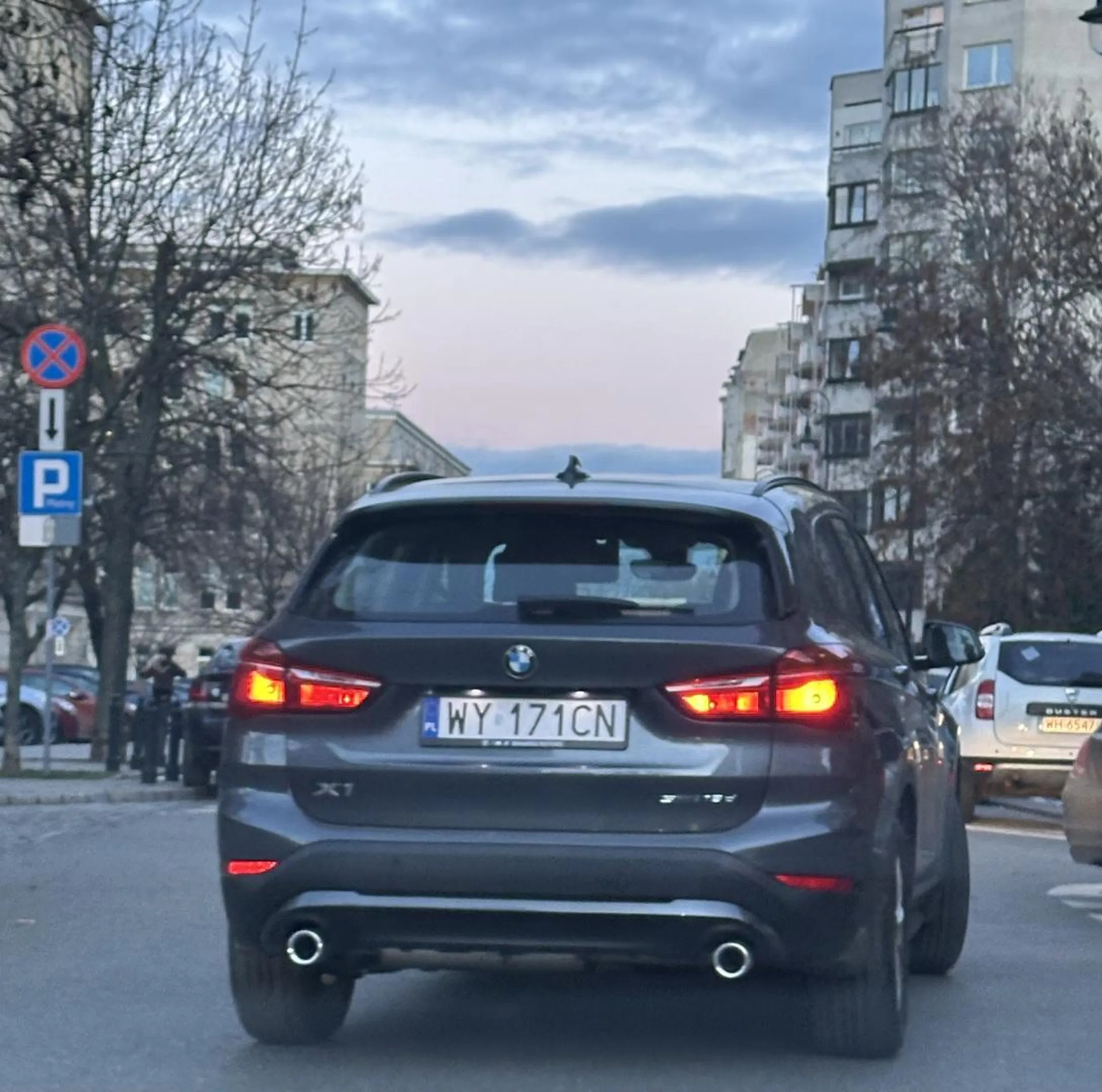 Pani próbowała pojechać pod prąd tamując ruch na ulicy jednokierunkowej, żeby skrócić sobie wyjazd. Gratuluje