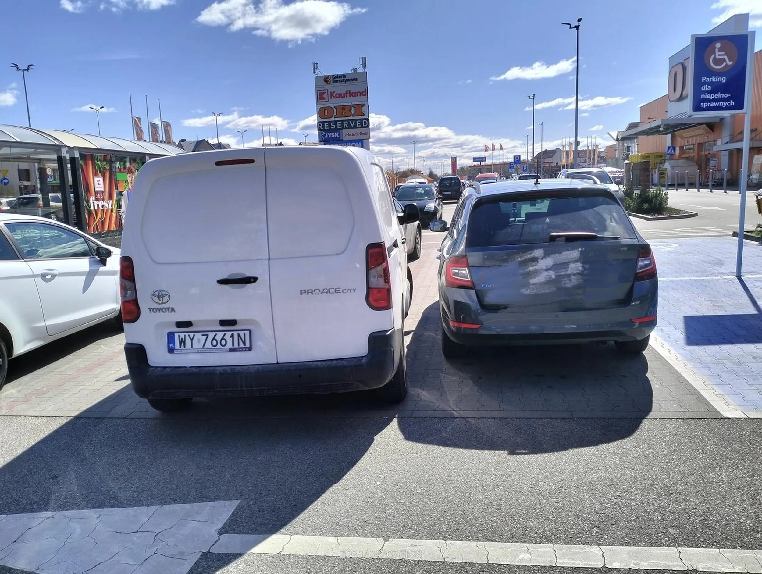 Kierująca sama przyznaje że nie potrafi parkować. Po zwróceniu uwagi zachowała się bardzo arogancko.