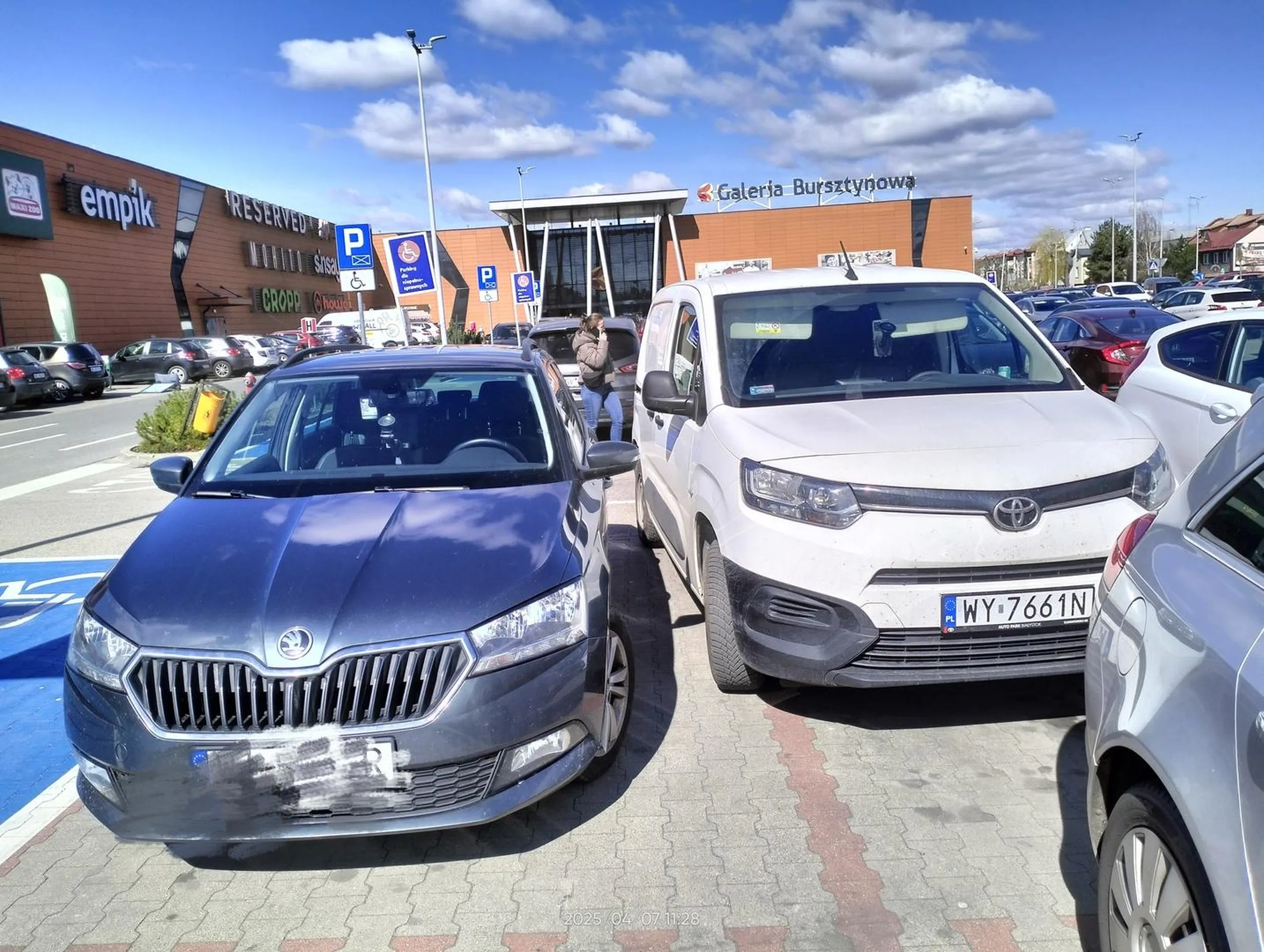 Kierująca sama przyznaje że nie potrafi parkować. Po zwróceniu uwagi zachowała się bardzo arogancko.