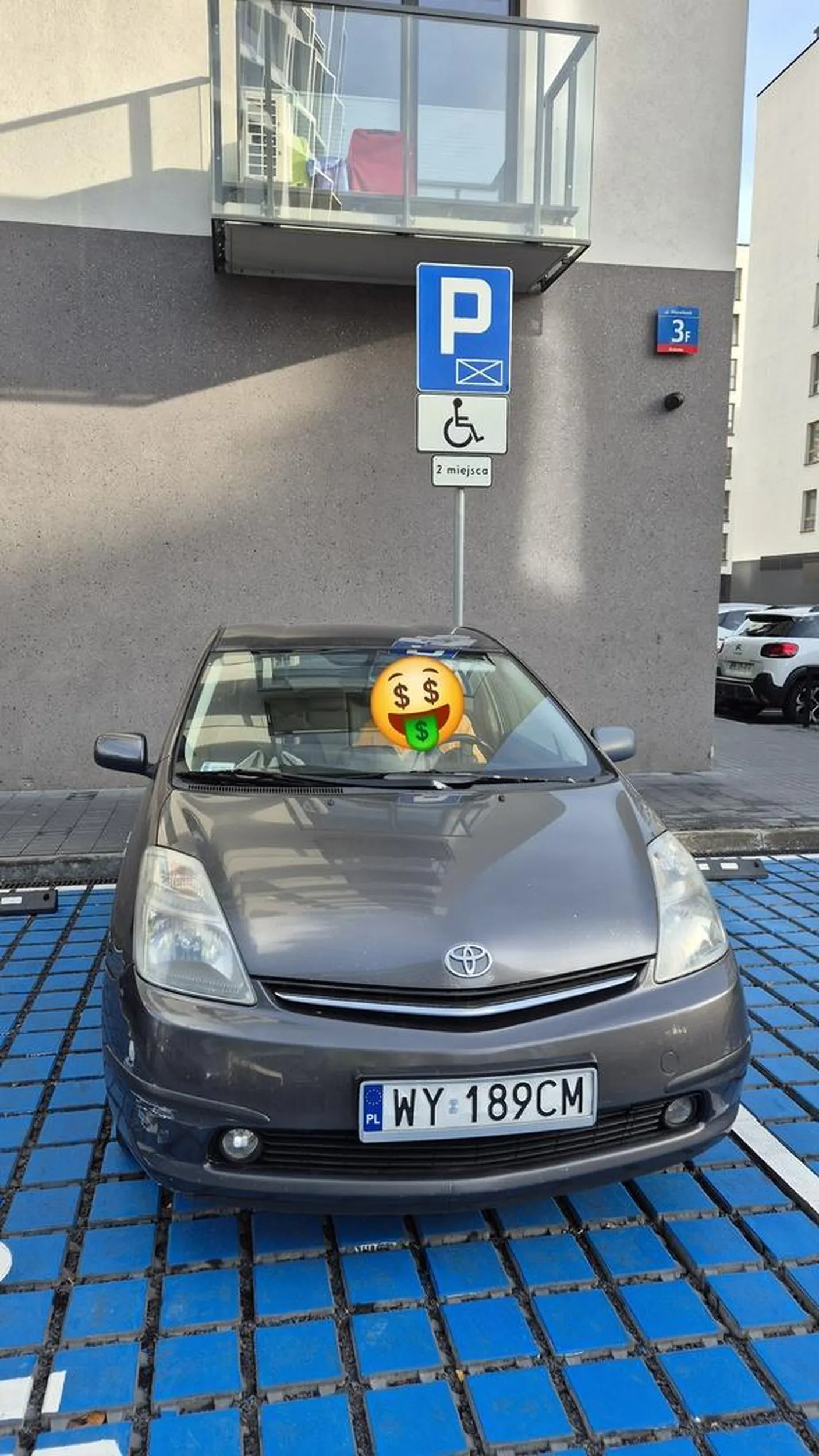 Nie poważny mały człowiek