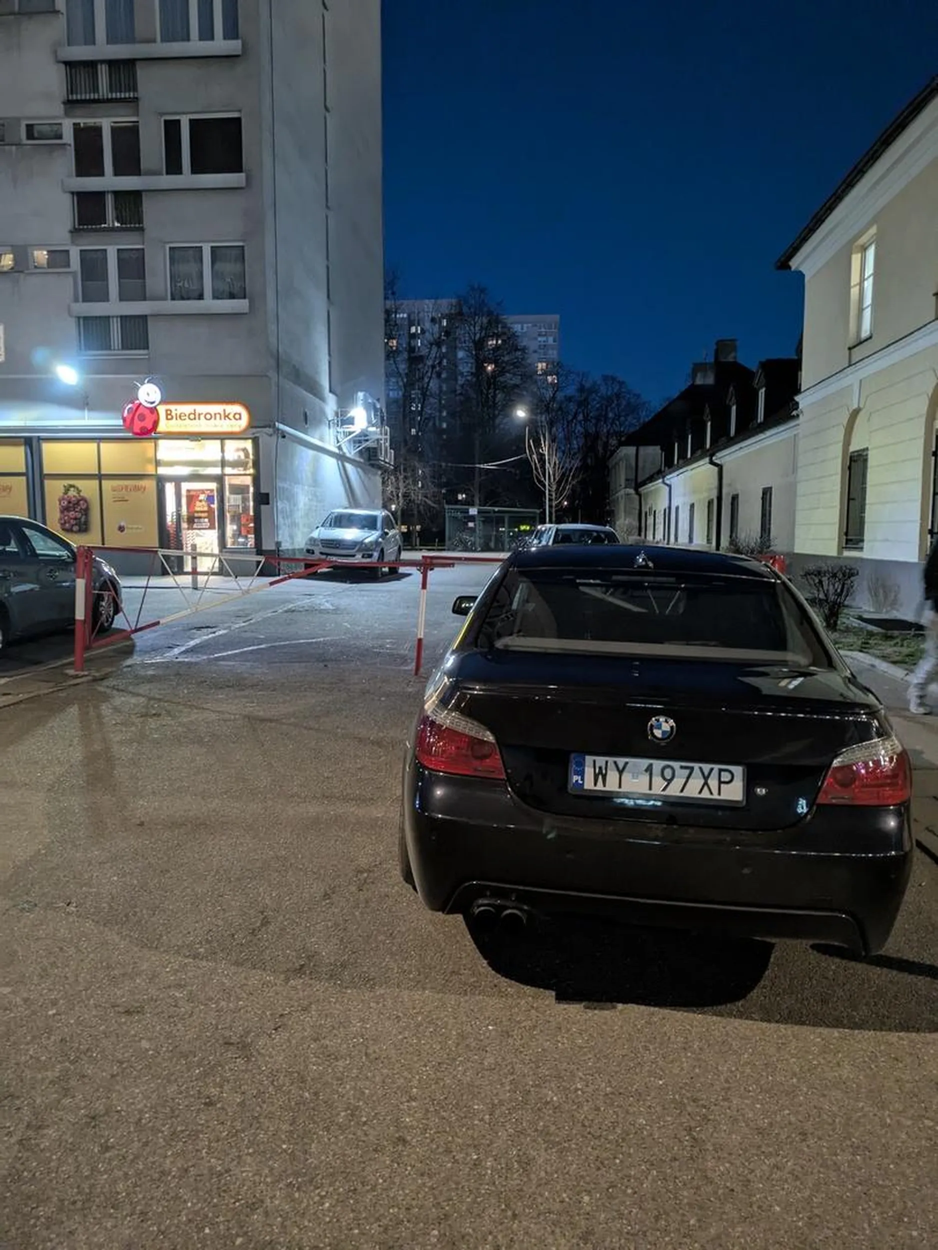 BMW i wszystko jasne. Kierowca najwyraźniej uważa że może parkować gdzie chce.