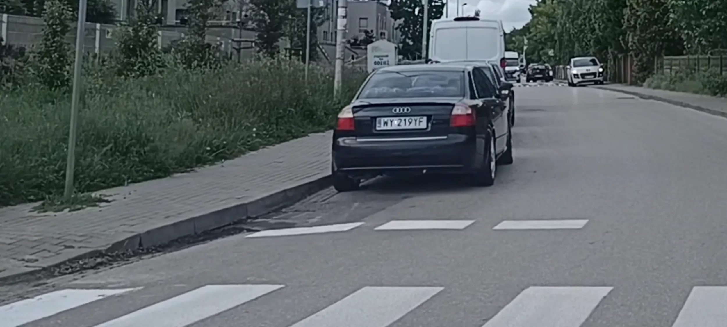Nielegalne chamskie parkowanie przy samym przejściu dla pieszych i nie widać pieszych , przez tego chama , dojeżdżając do przejścia.