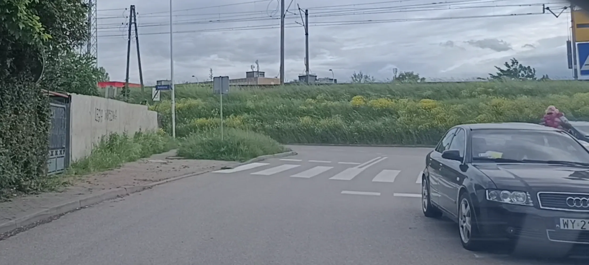 Nielegalne chamskie parkowanie przy samym przejściu dla pieszych i nie widać pieszych , przez tego chama , dojeżdżając do przejścia.