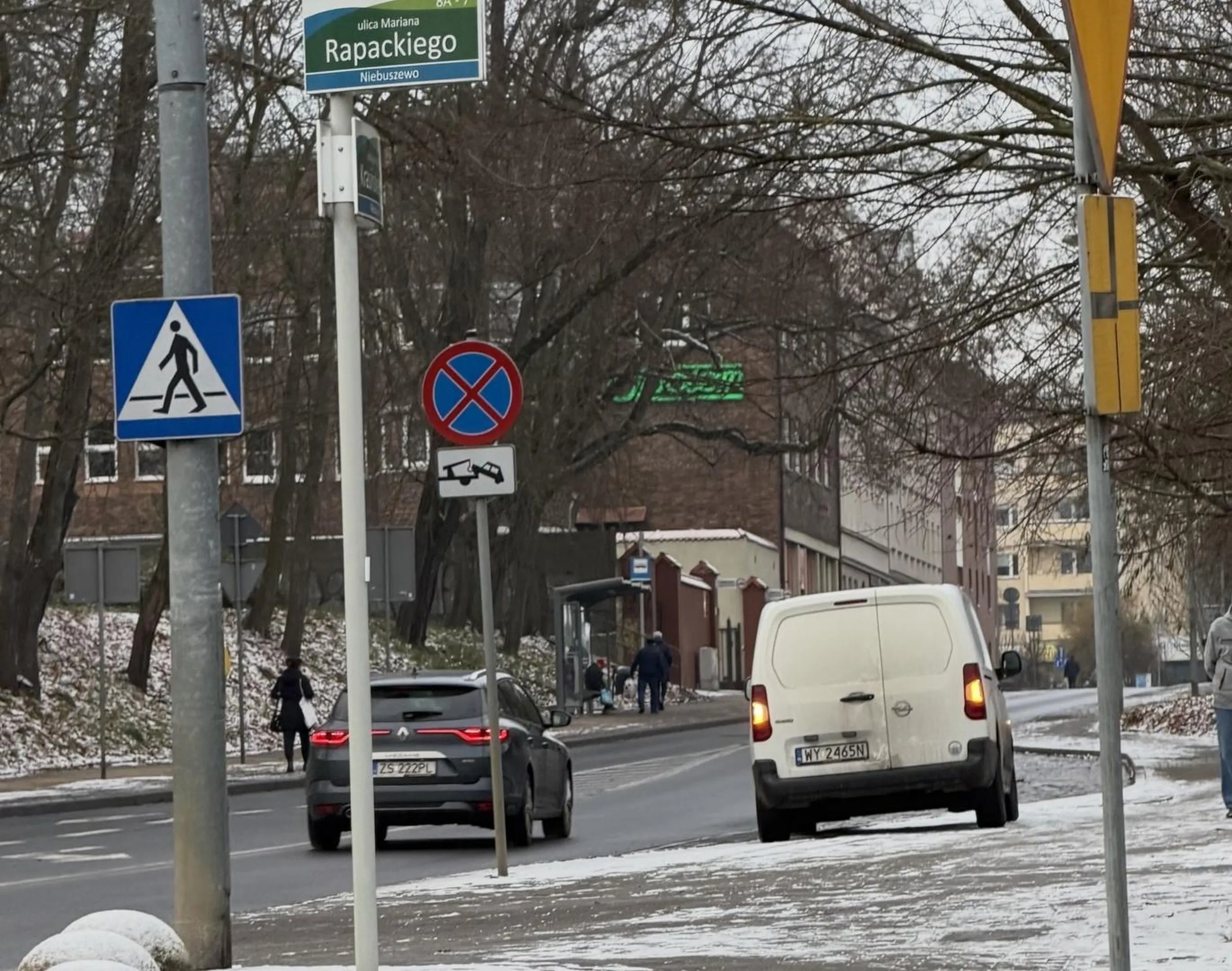 Jak się włączy awaryjne to po przejściu można wjechać na chodnik i sobie zaparkować na chwilkę, czy tam na godzinkę. Znaki? jakie znaki? przecież mówię że na awaryjnych!!! to można wszędzie!!!