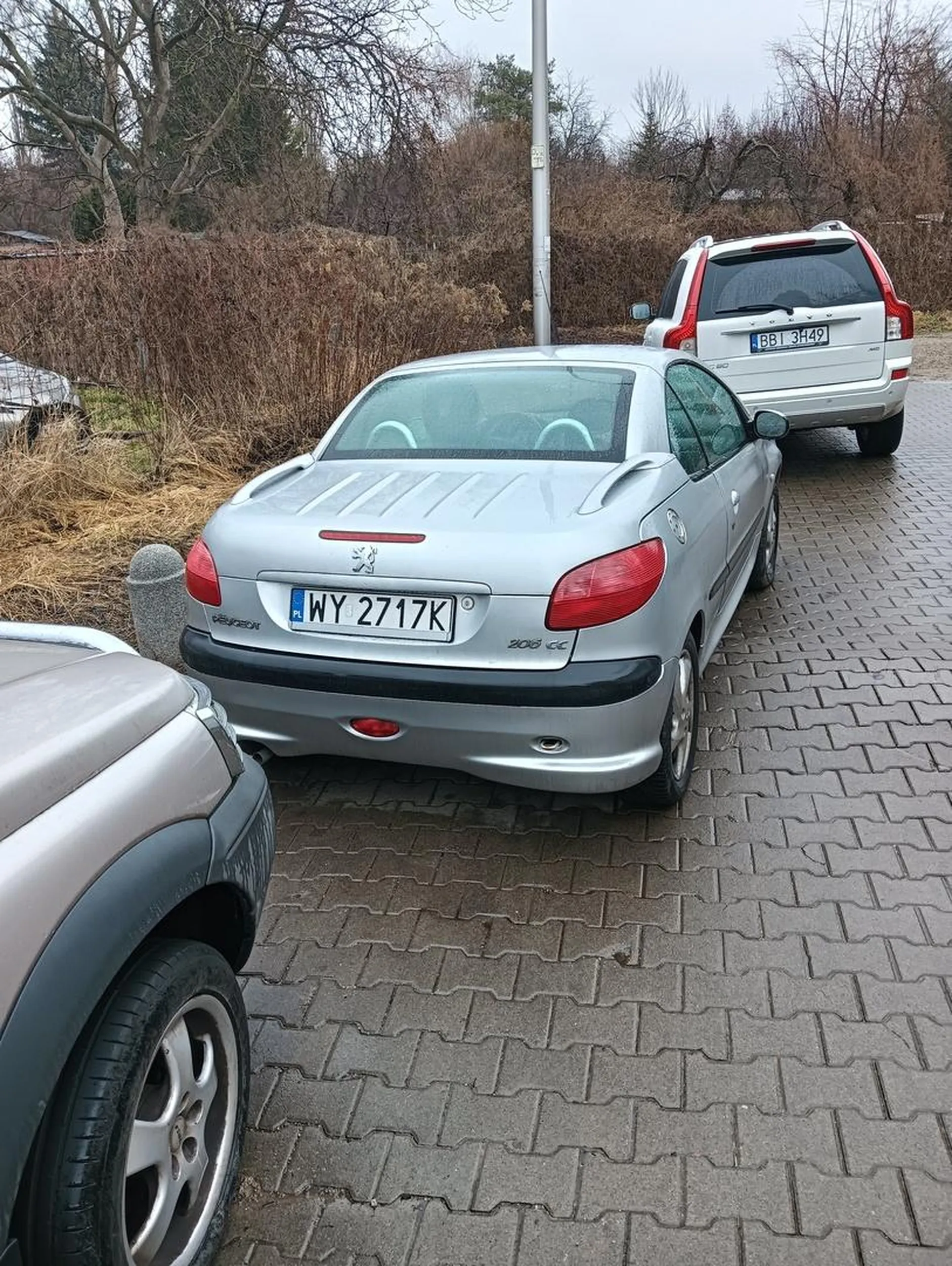 Kierowca ma w poważaniu, że parkując praktycznie na środku jezdni uniemożliwia wyjazd ze ślepej oslupkowanej uliczki innemu wcześniej zaparkowanemu pojazdowi