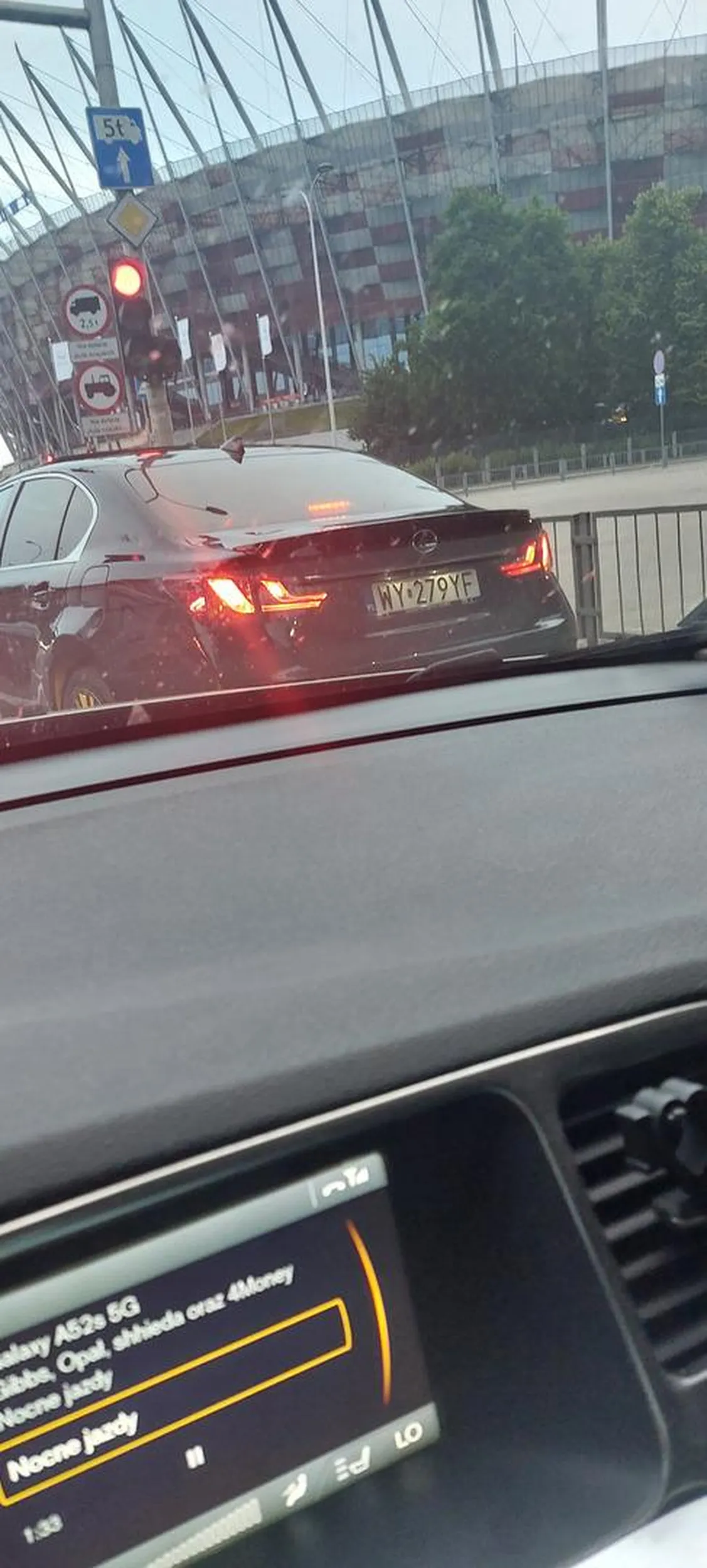 Cały czas jeździ lewym 50/60h i w ostatniej chwili przed skrętem kierunek i wymuszanie zmiany pasa. Wymusza gwałtowne hamowanie