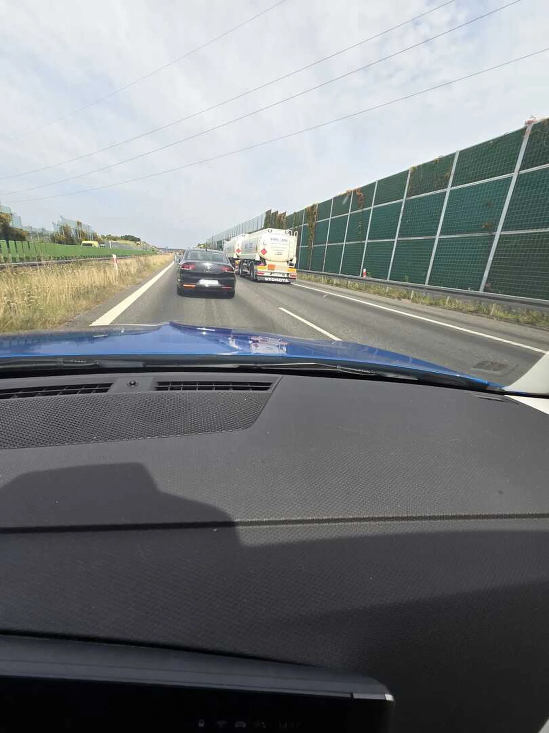 Uwaga na wariata zajeżdża drogę i  wychamowuje na lewym pasie spowodował by kolizję na A1 odcinek Piekary - Pyrzowice