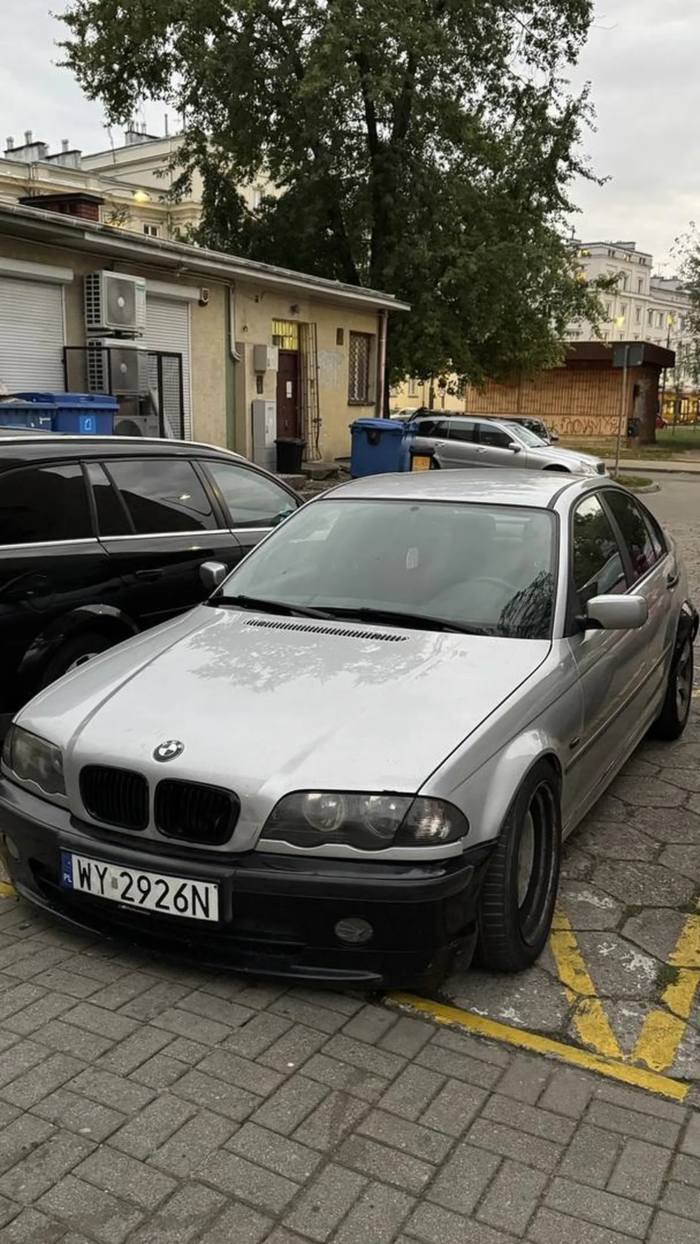 Dlaczego moje zdjęcia zostały usunięte? Koleś zastawił mi wyjazd i nie mogłam wywiązać się z zobowiązań zawodowych. To miejsce to nie miejsce parkingowe. Zostawia się numer telefonu żeby można bylo poinformować cwaniaczka o sytuacji..