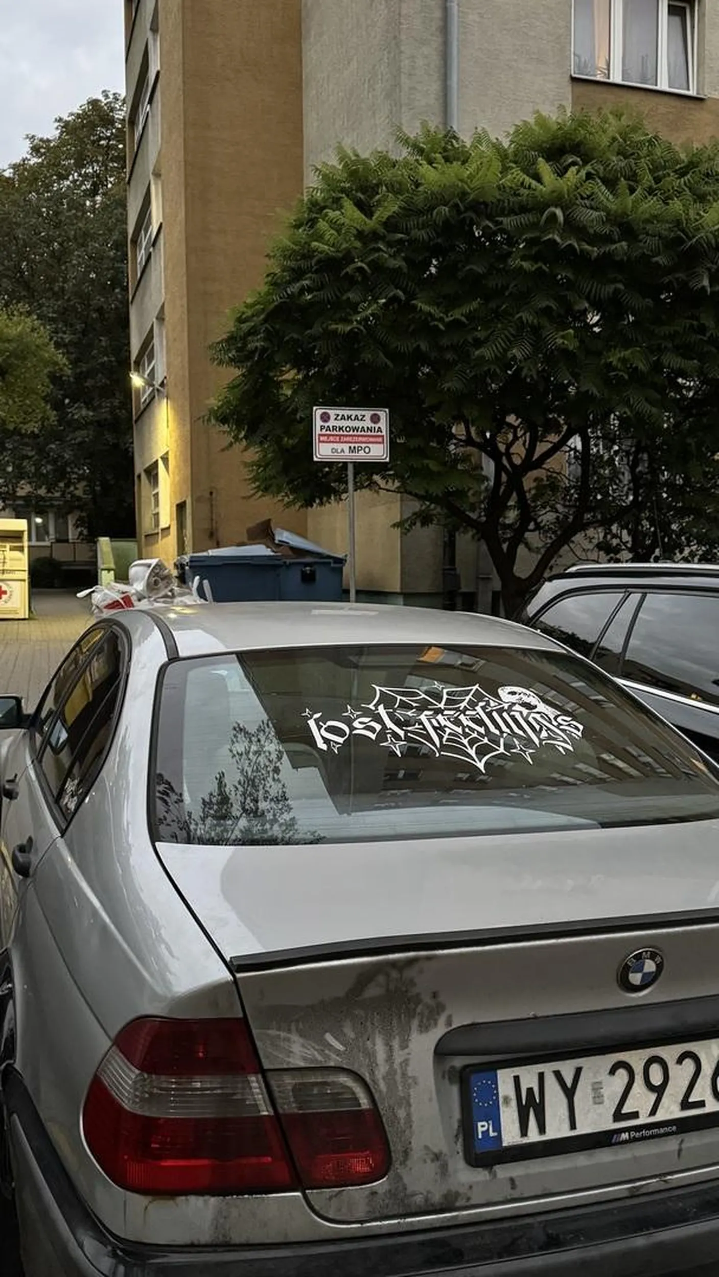 Dlaczego moje zdjęcia zostały usunięte? Koleś zastawił mi wyjazd i nie mogłam wywiązać się z zobowiązań zawodowych. To miejsce to nie miejsce parkingowe. Zostawia się numer telefonu żeby można bylo poinformować cwaniaczka o sytuacji..